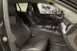 musta Volvo V60 2020 kuva 23.