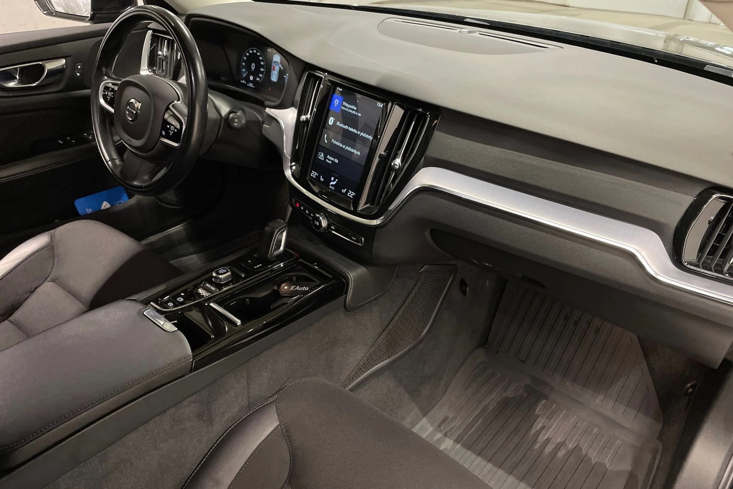 musta Volvo V60 2020 kuva 24.