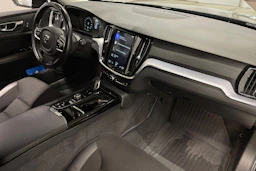 musta Volvo V60 2020 kuva 24.