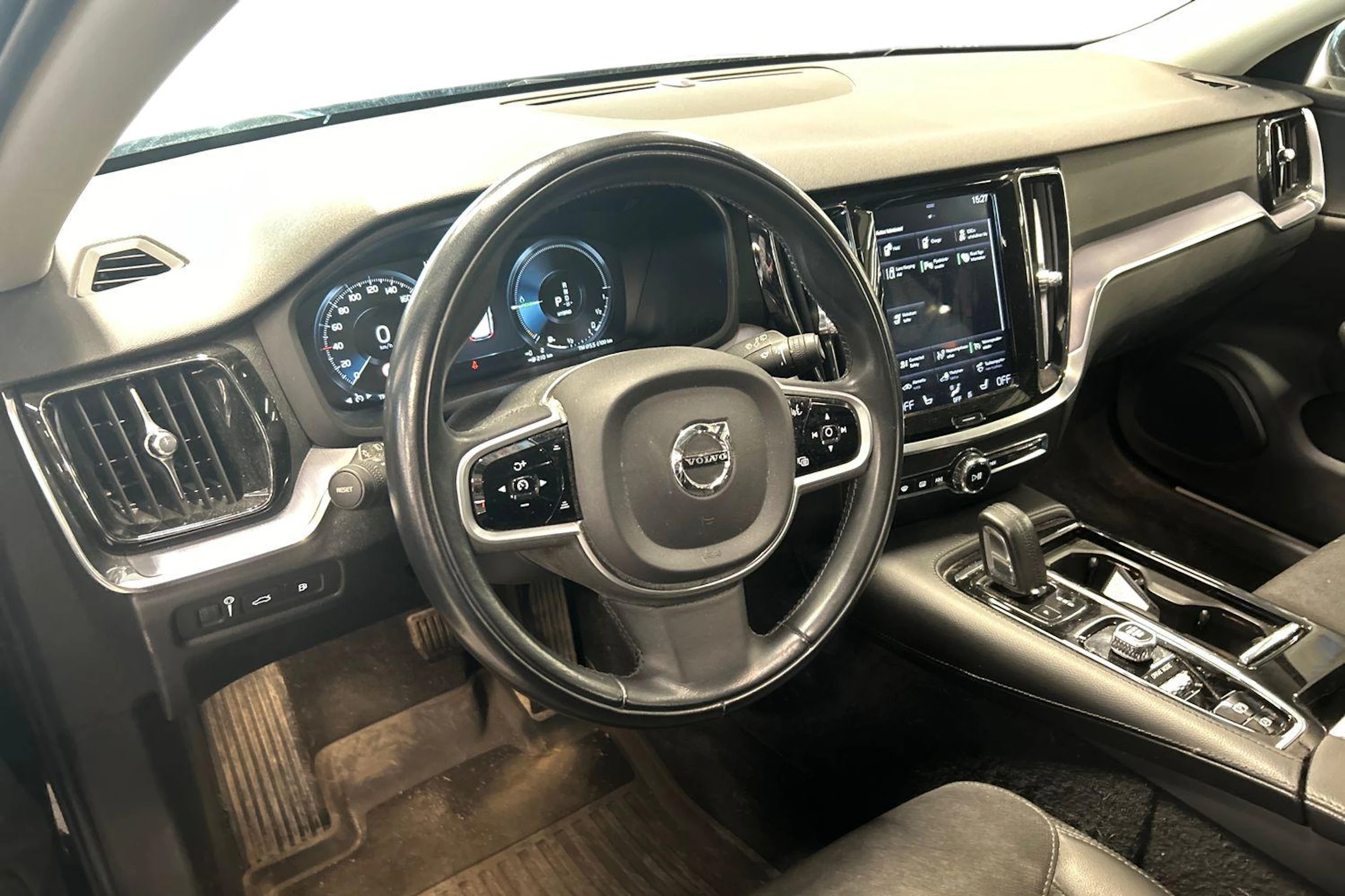 musta Volvo V60 2020 kuva 3.