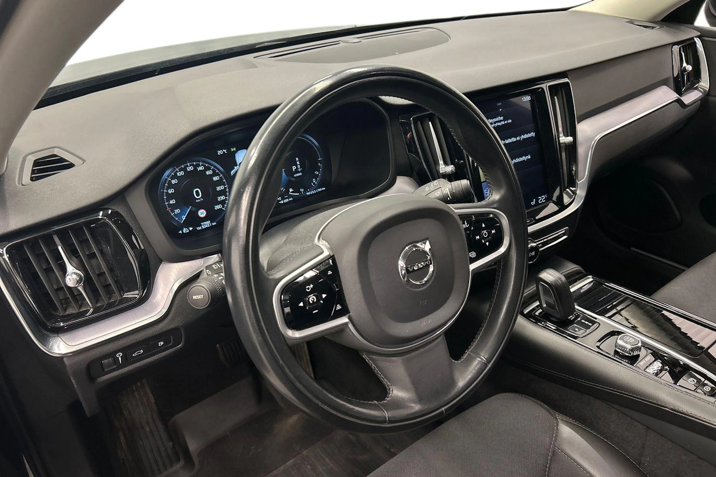 musta Volvo V60 2020 kuva 8.