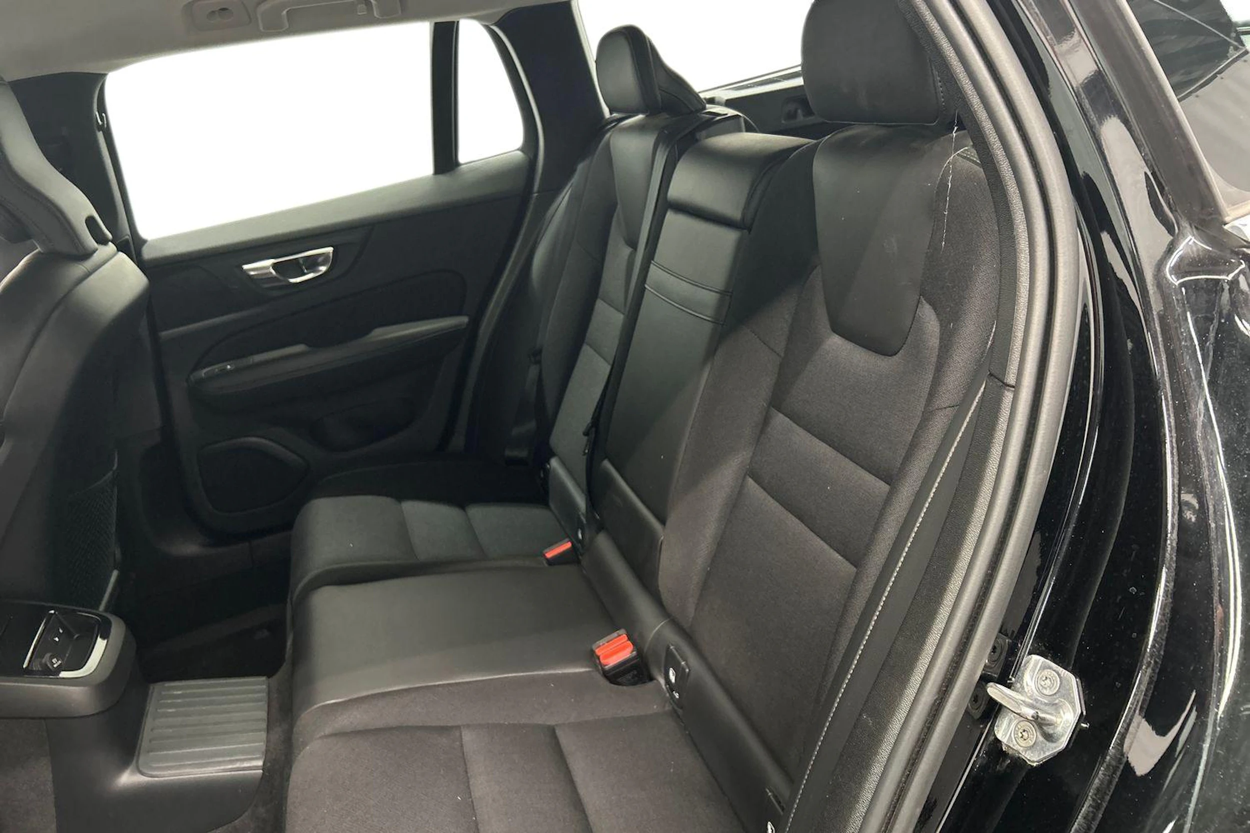 musta Volvo V60 2020 kuva 11.