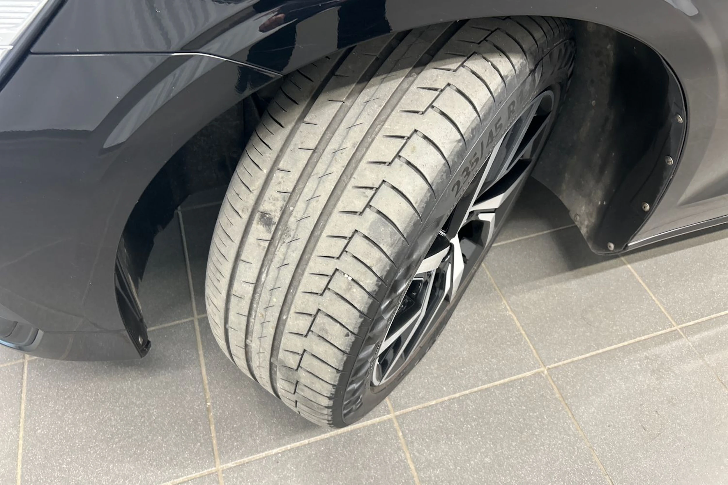 musta Volvo V60 2020 kuva 13.
