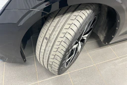 musta Volvo V60 2020 kuva 13.