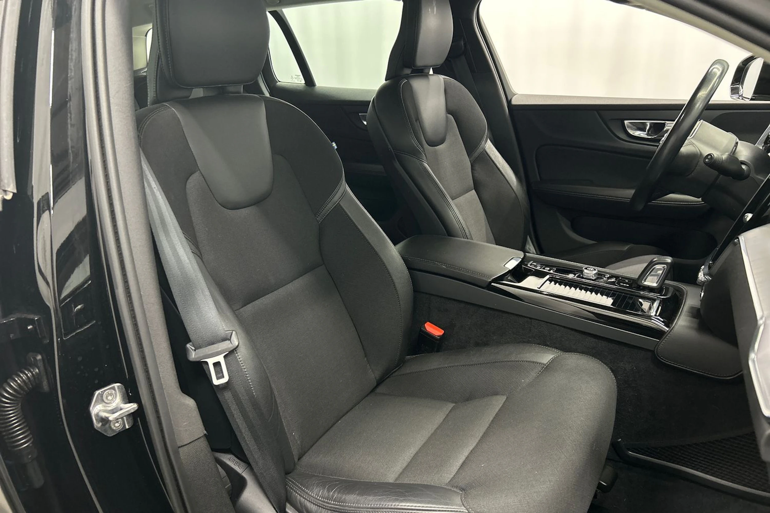 musta Volvo V60 2020 kuva 15.