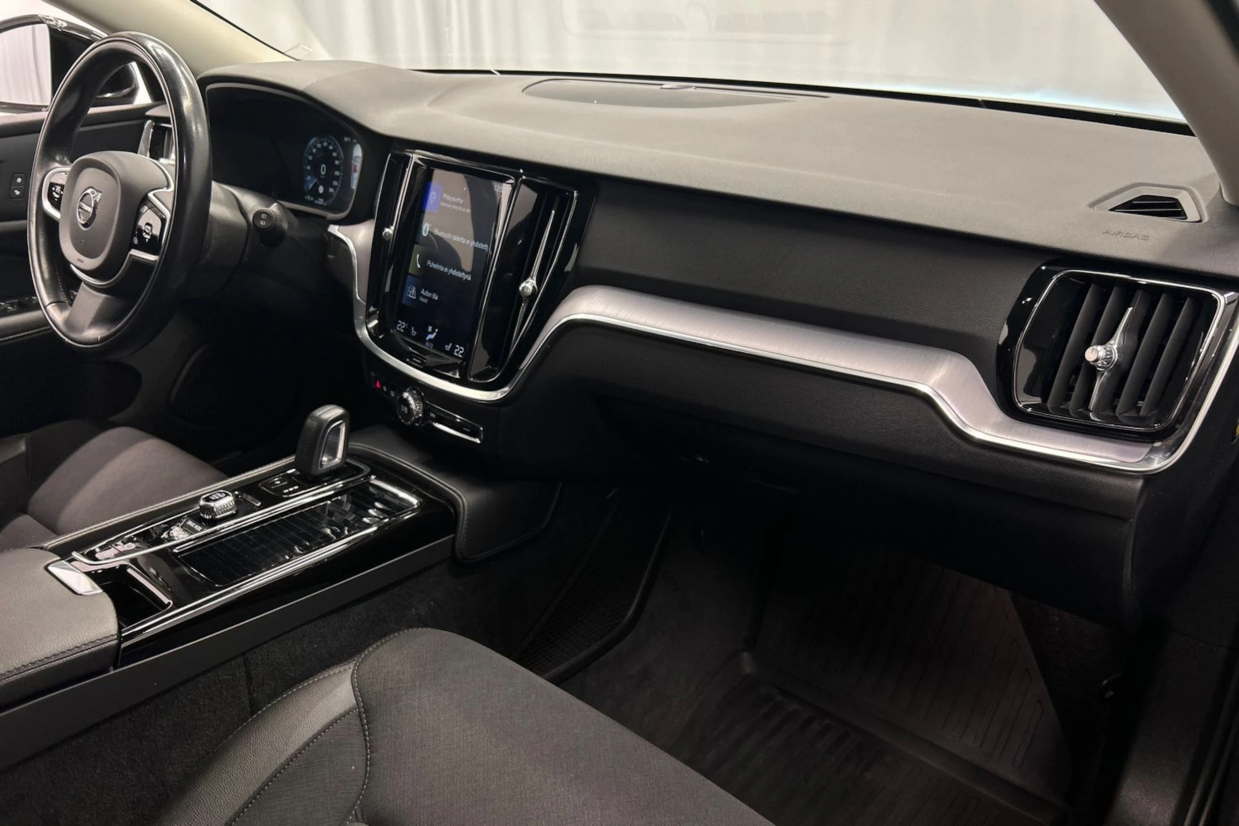 musta Volvo V60 2020 kuva 16.