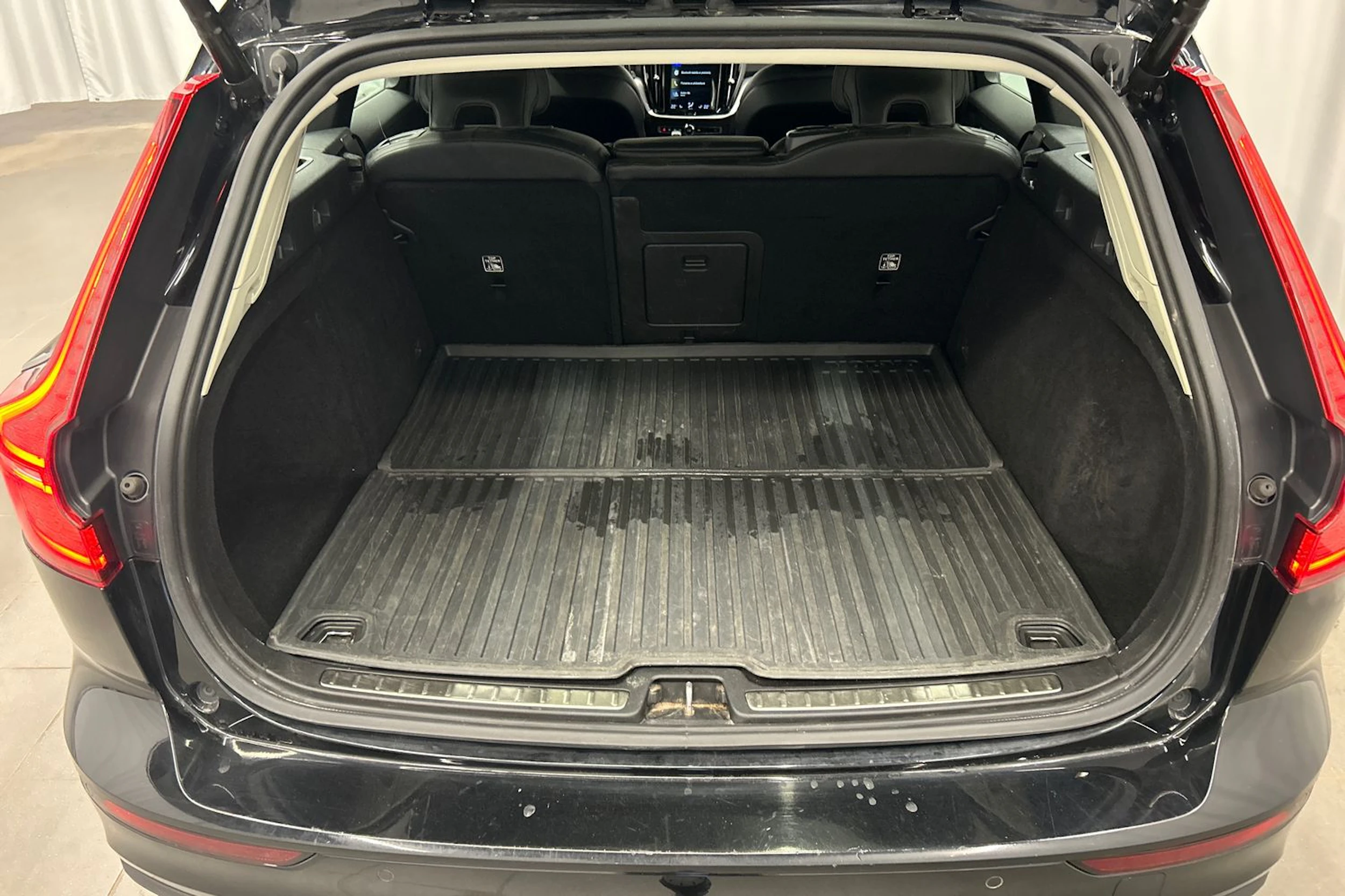 musta Volvo V60 2020 kuva 17.