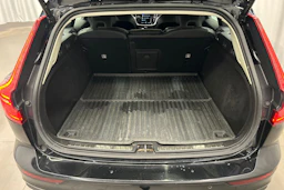 musta Volvo V60 2020 kuva 17.