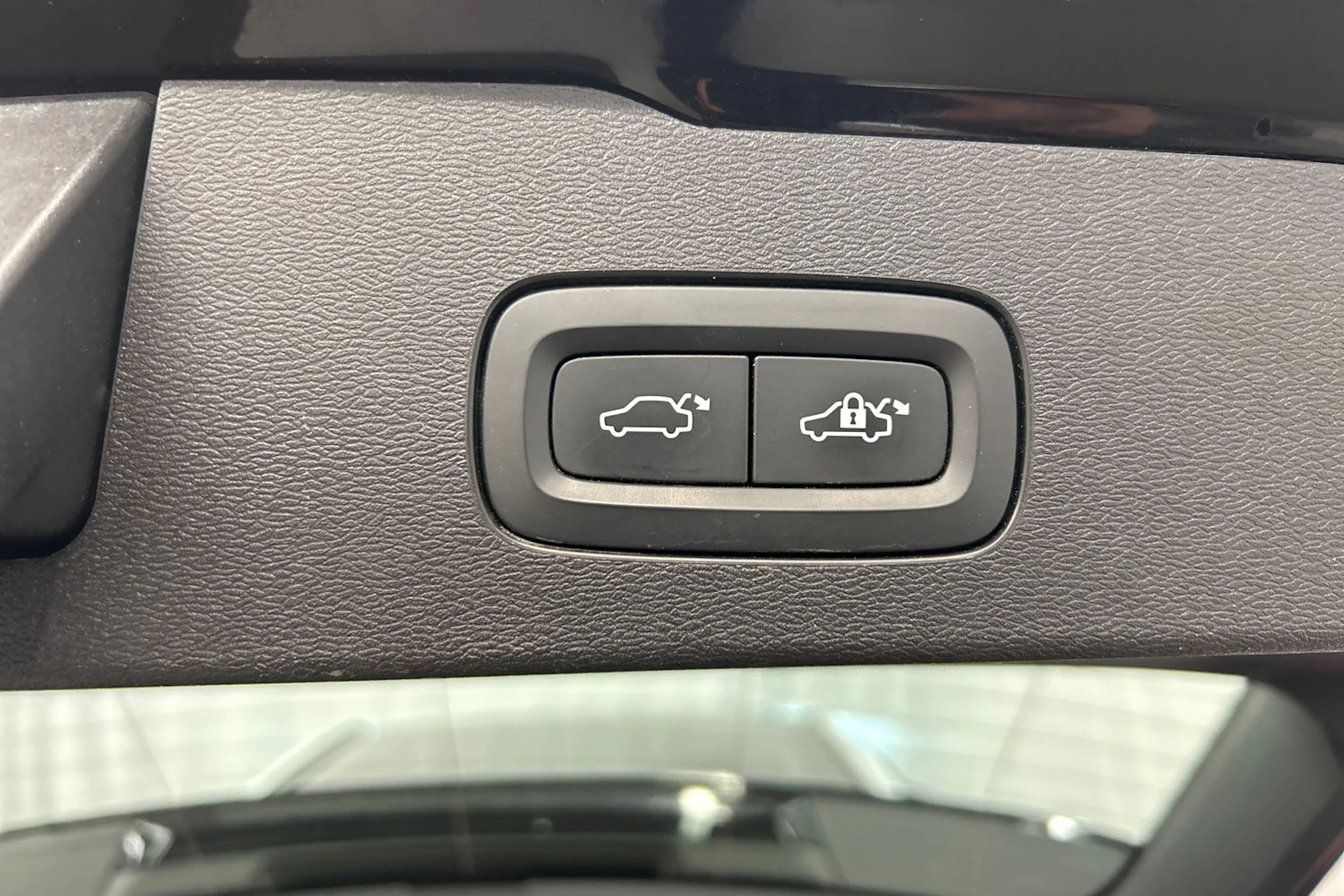 musta Volvo V60 2020 kuva 18.
