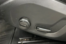 musta Volvo V60 2020 kuva 21.