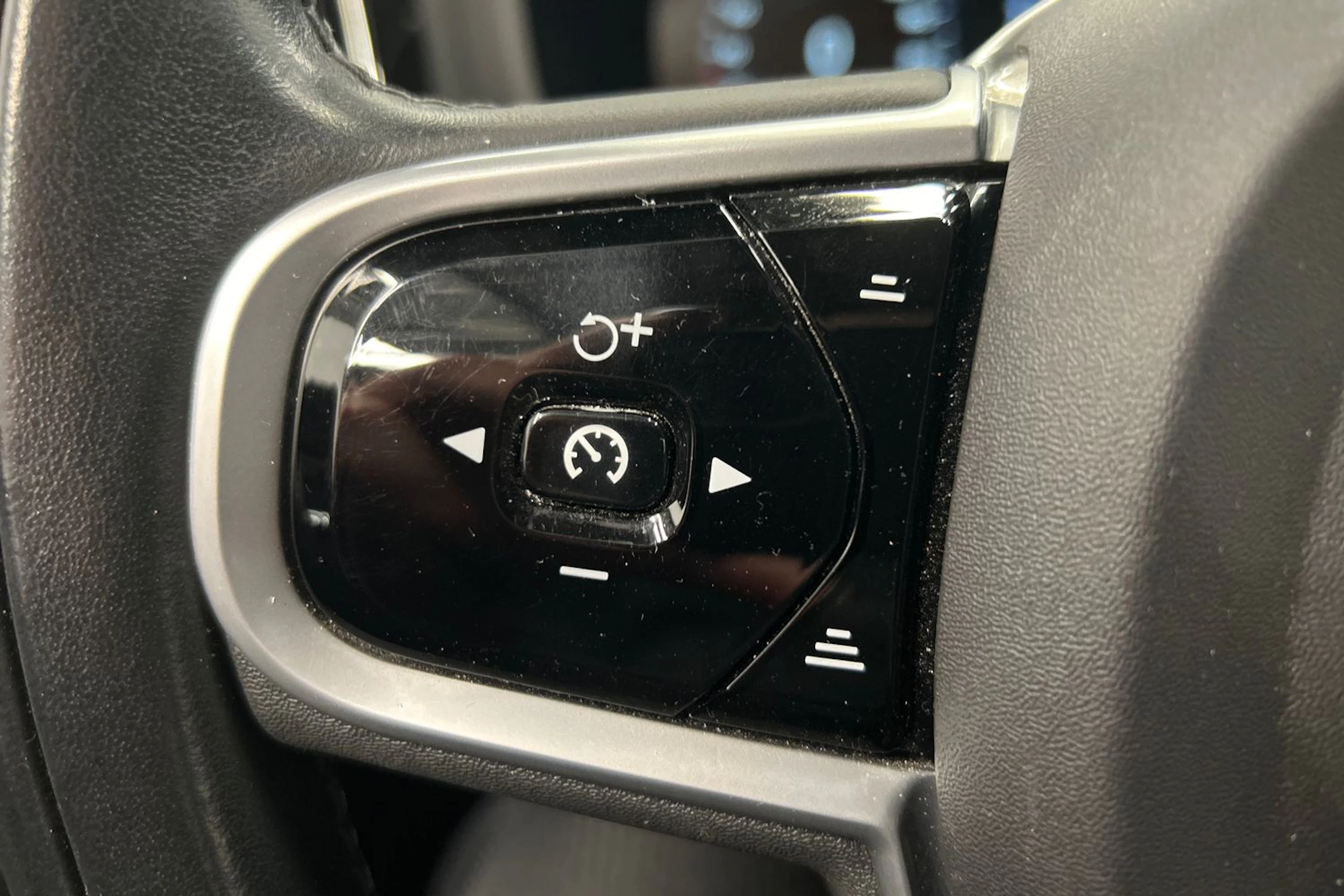 musta Volvo V60 2020 kuva 23.