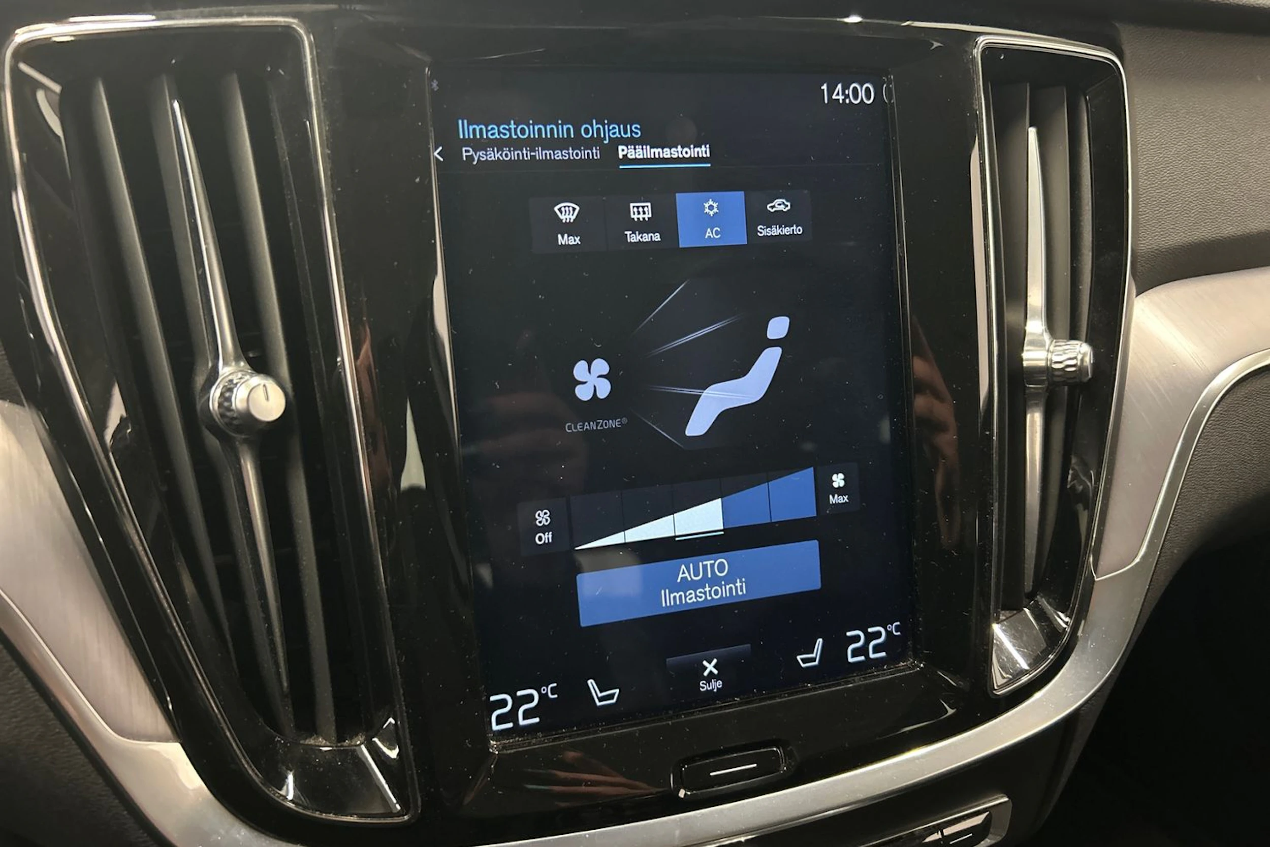 musta Volvo V60 2020 kuva 27.