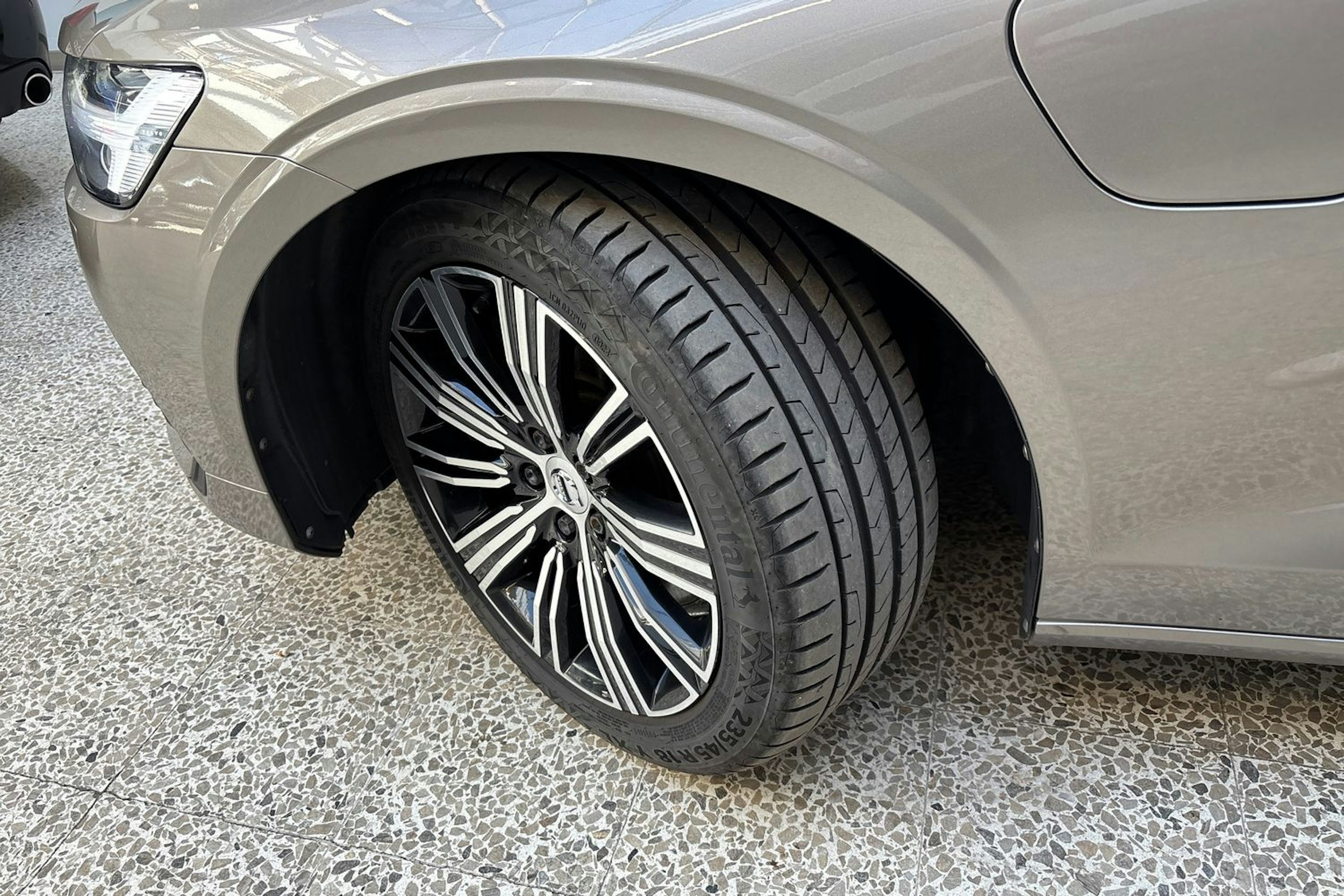 harmaa Volvo V60 2020 kuva 13.