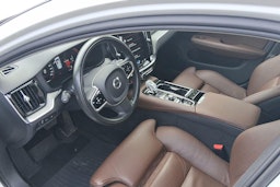 valkoinen Volvo V60 2020 kuva 7.