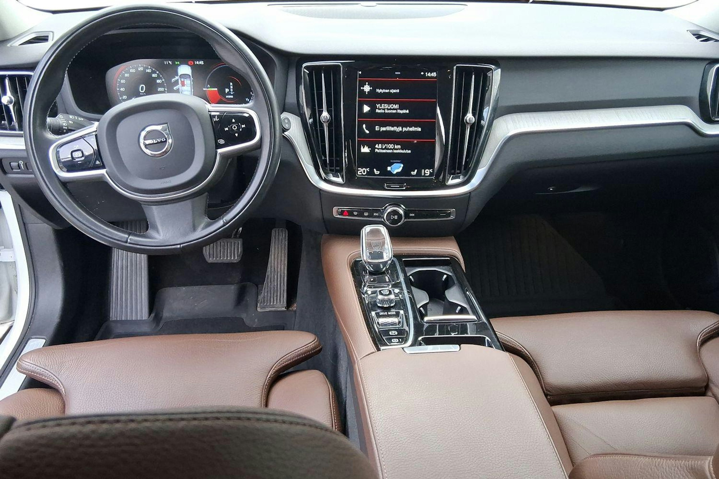 valkoinen Volvo V60 2020 kuva 9.