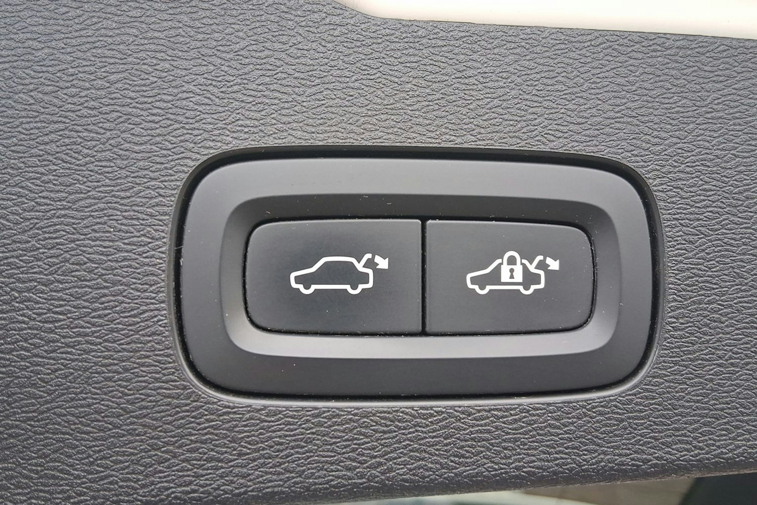 valkoinen Volvo V60 2020 kuva 14.