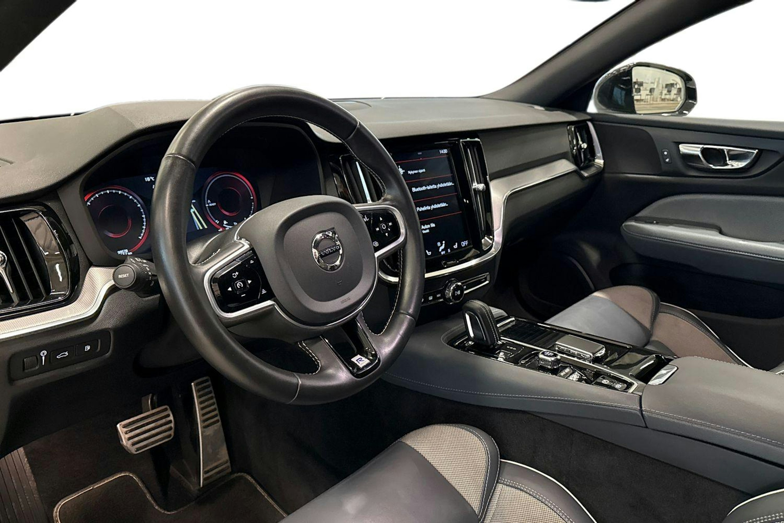 valkoinen Volvo V60 2020 kuva 7.