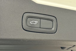 valkoinen Volvo V60 2020 kuva 15.