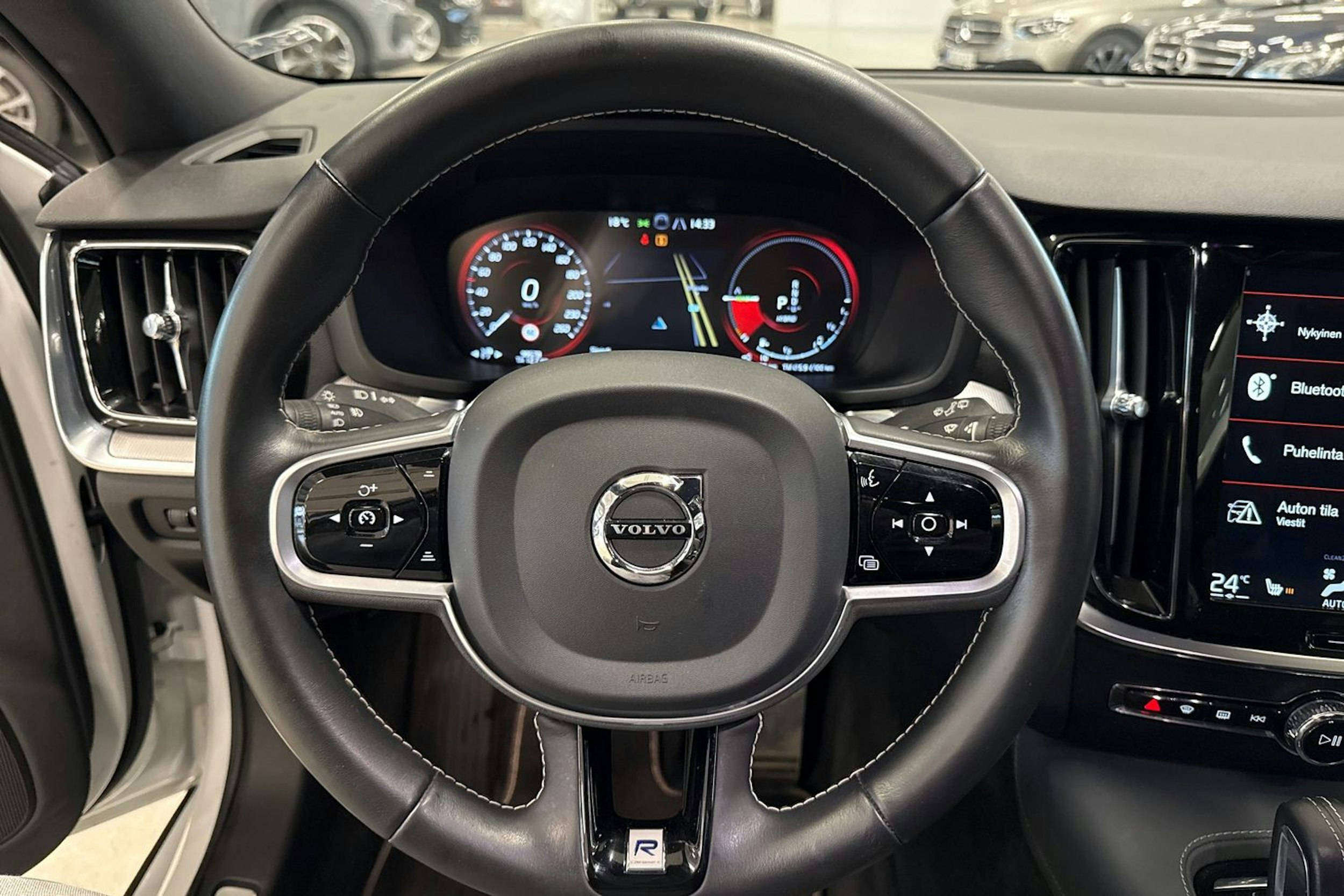 valkoinen Volvo V60 2020 kuva 18.
