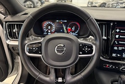 valkoinen Volvo V60 2020 kuva 18.