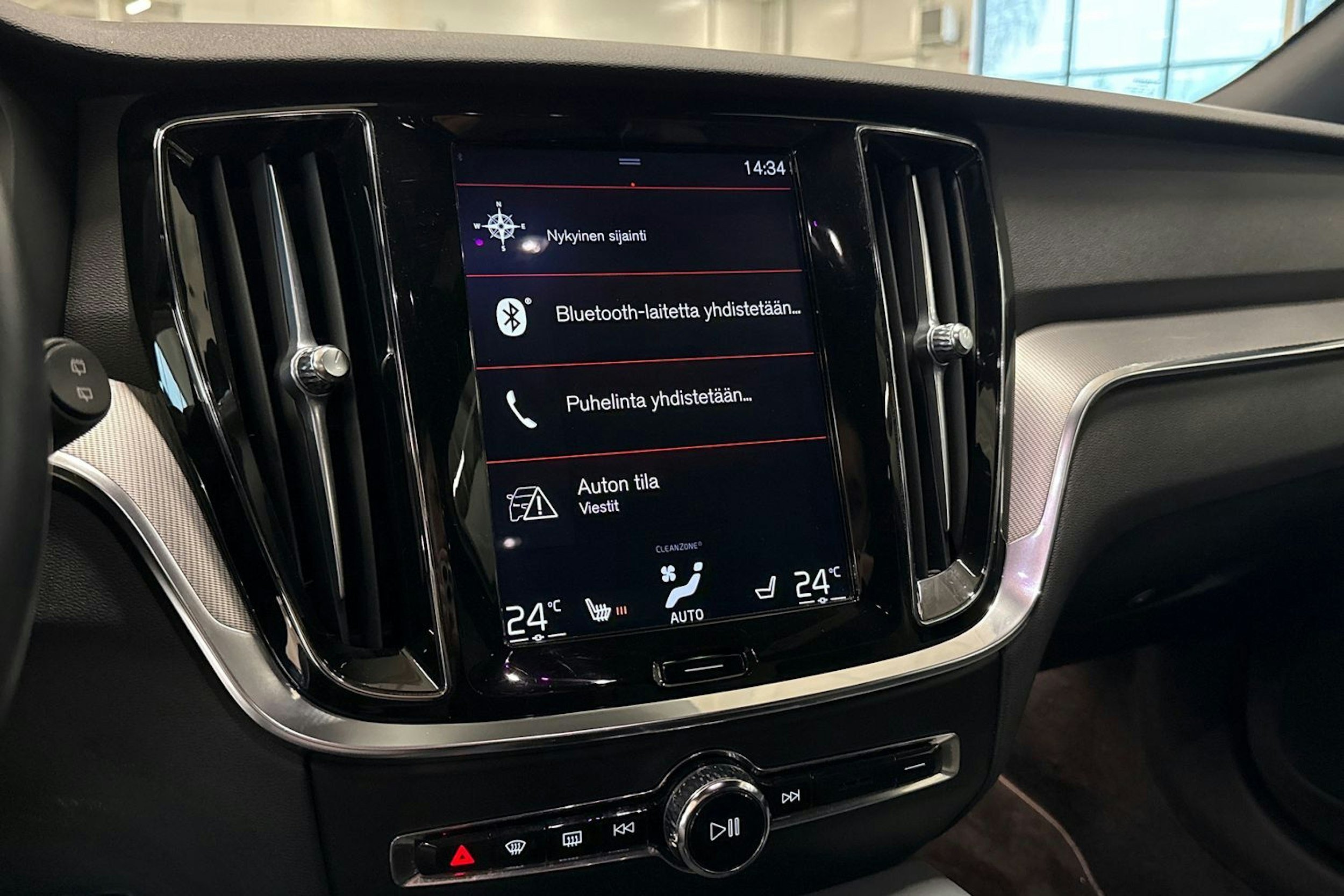 valkoinen Volvo V60 2020 kuva 19.