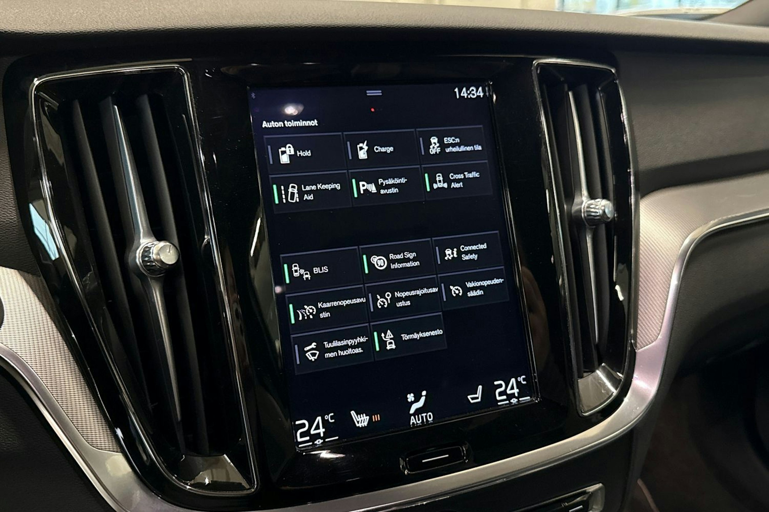valkoinen Volvo V60 2020 kuva 21.