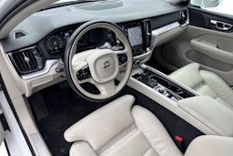 valkoinen Volvo V60 2020 kuva 3.