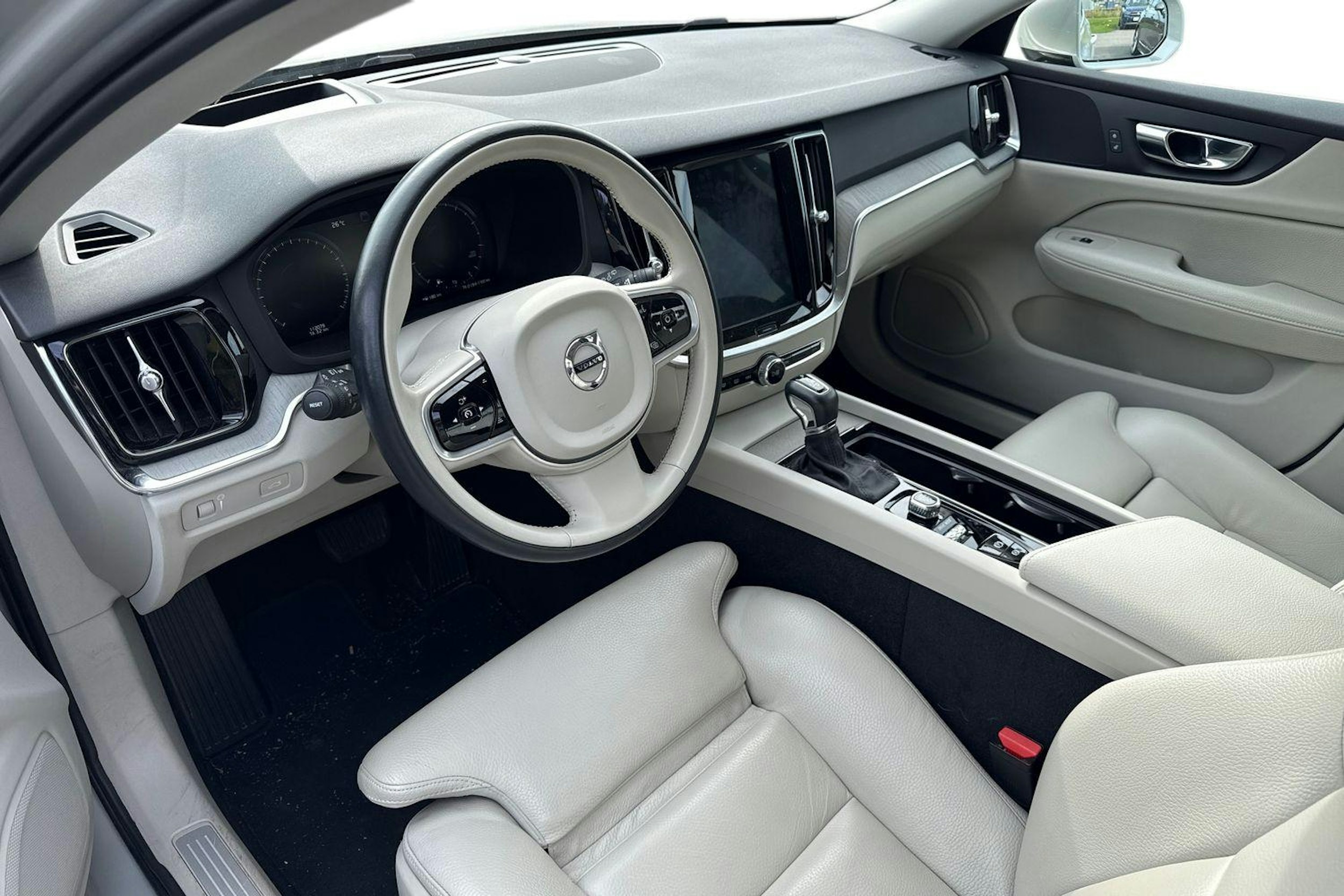 Harmaa Volvo V60 2020 kuva 3.