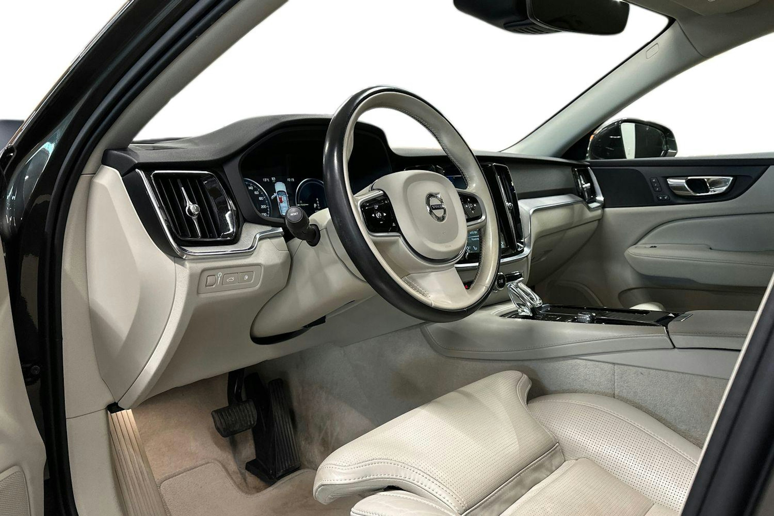 harmaa Volvo V60 2020 kuva 7.