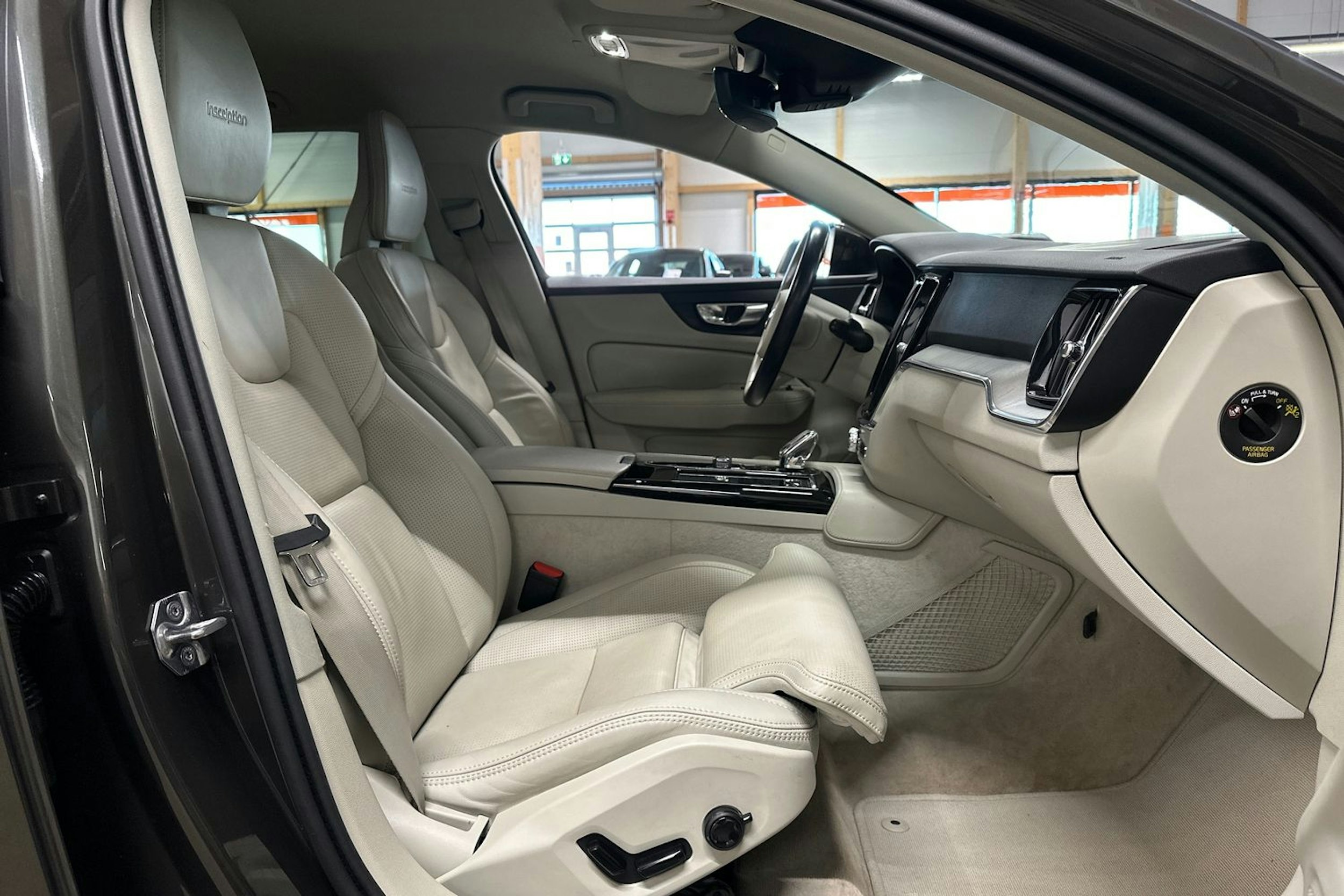 harmaa Volvo V60 2020 kuva 13.