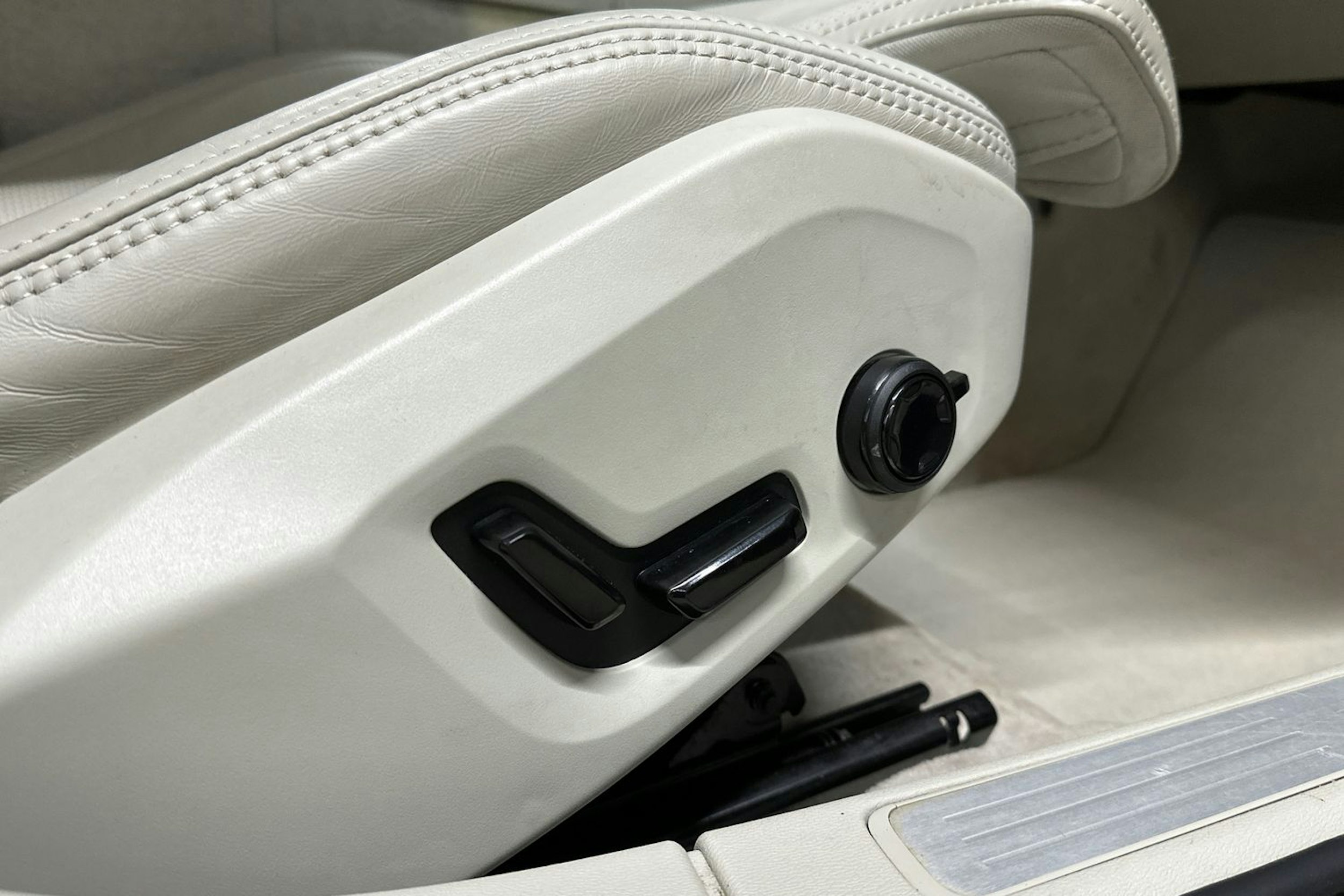 harmaa Volvo V60 2020 kuva 14.