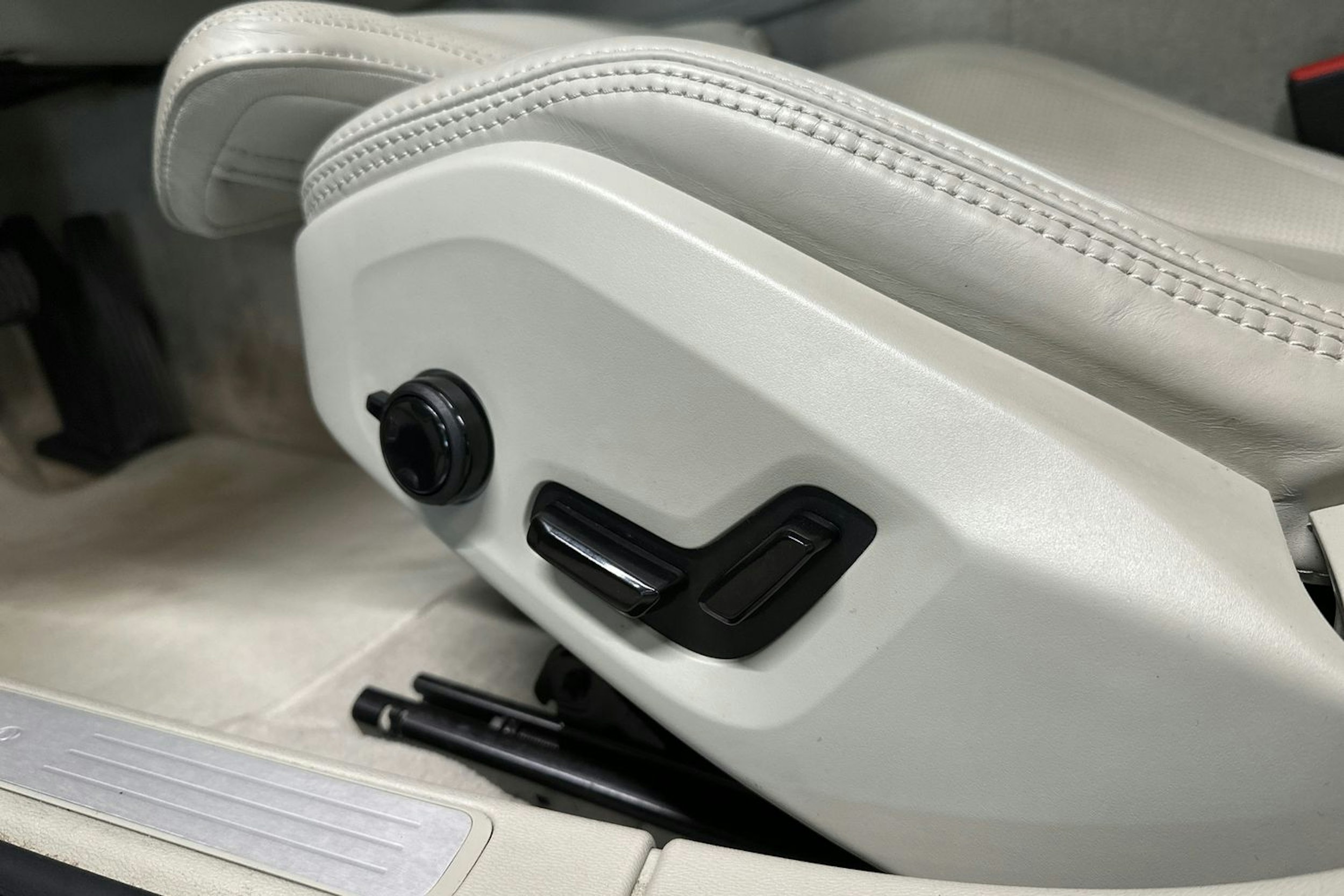 harmaa Volvo V60 2020 kuva 18.