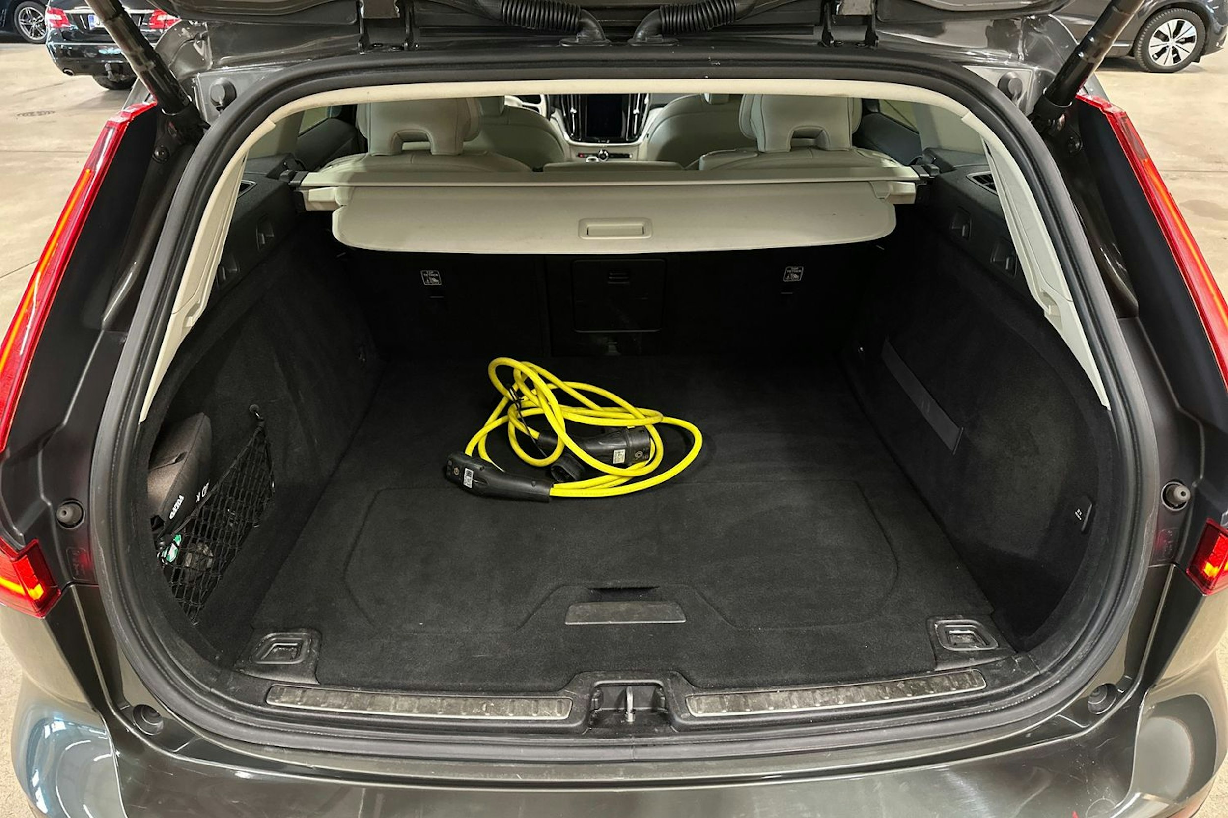 harmaa Volvo V60 2020 kuva 33.