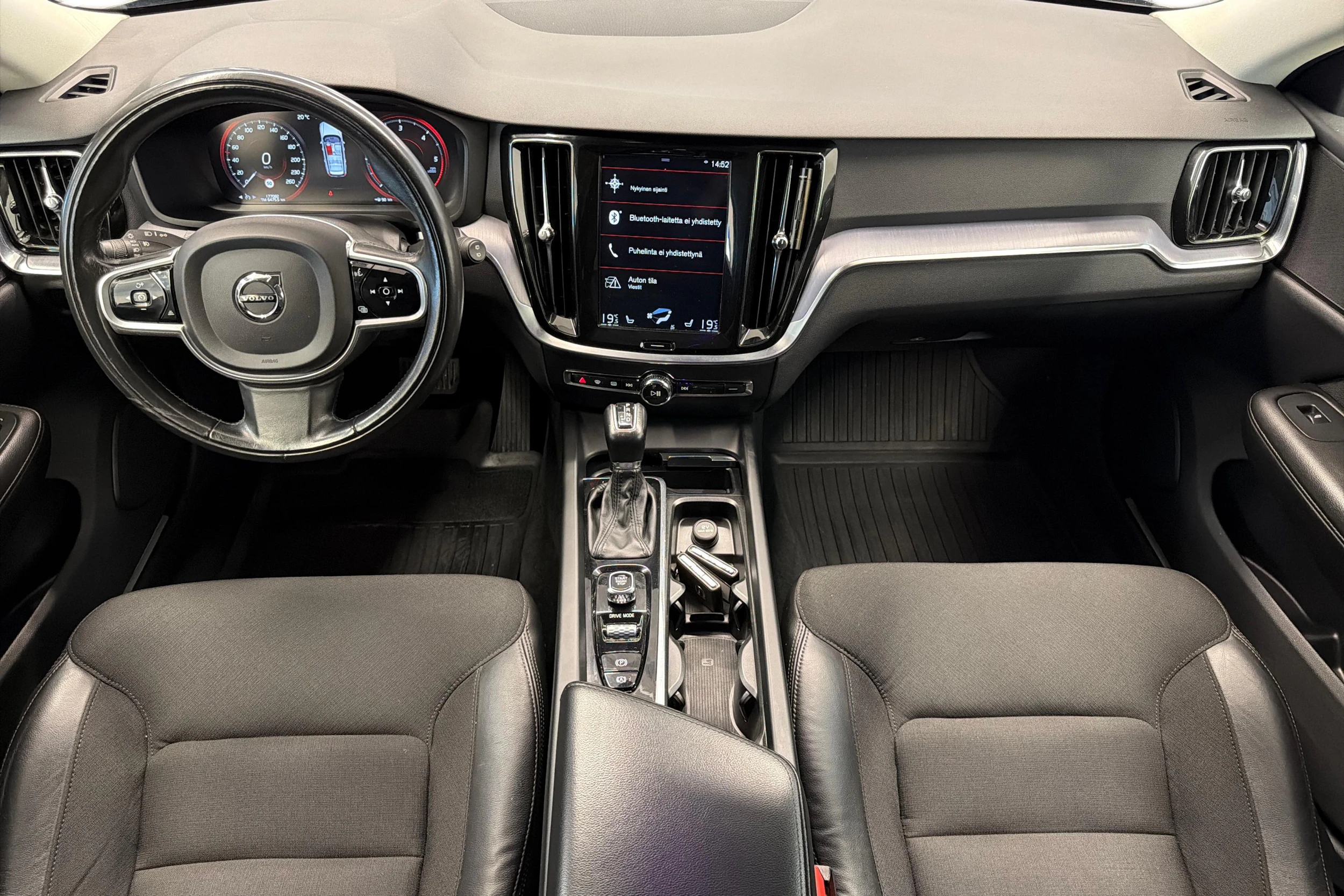 musta Volvo V60 2020 kuva 7.