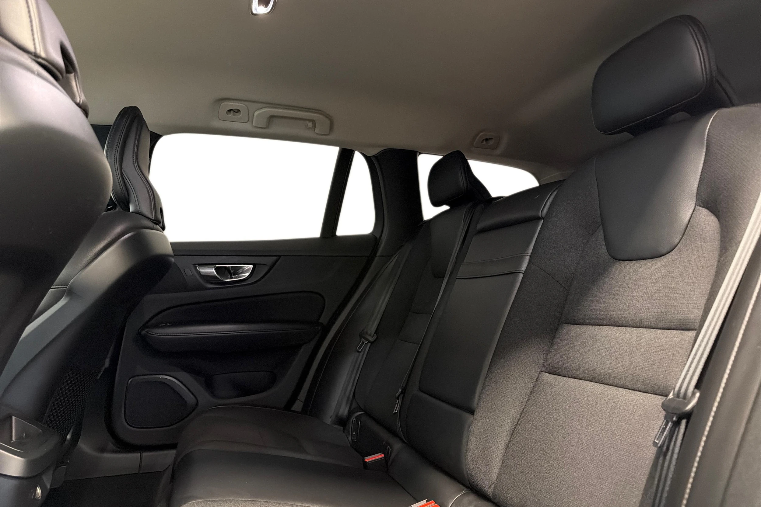 musta Volvo V60 2020 kuva 8.
