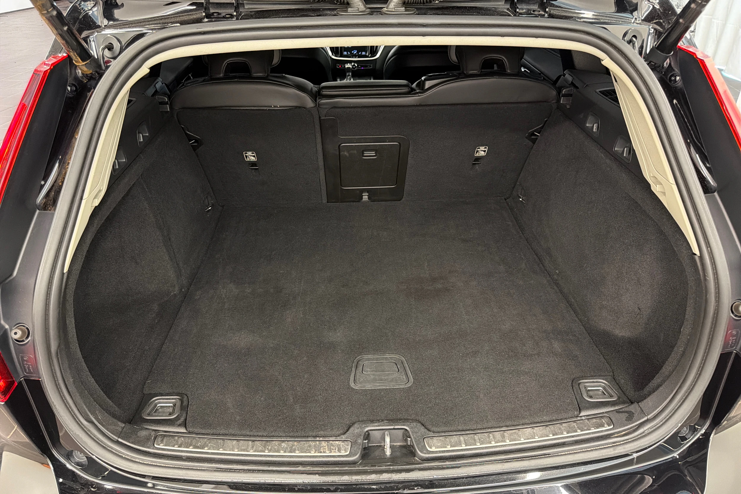 musta Volvo V60 2020 kuva 11.