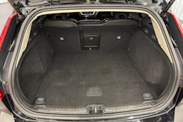 musta Volvo V60 2020 kuva 11.