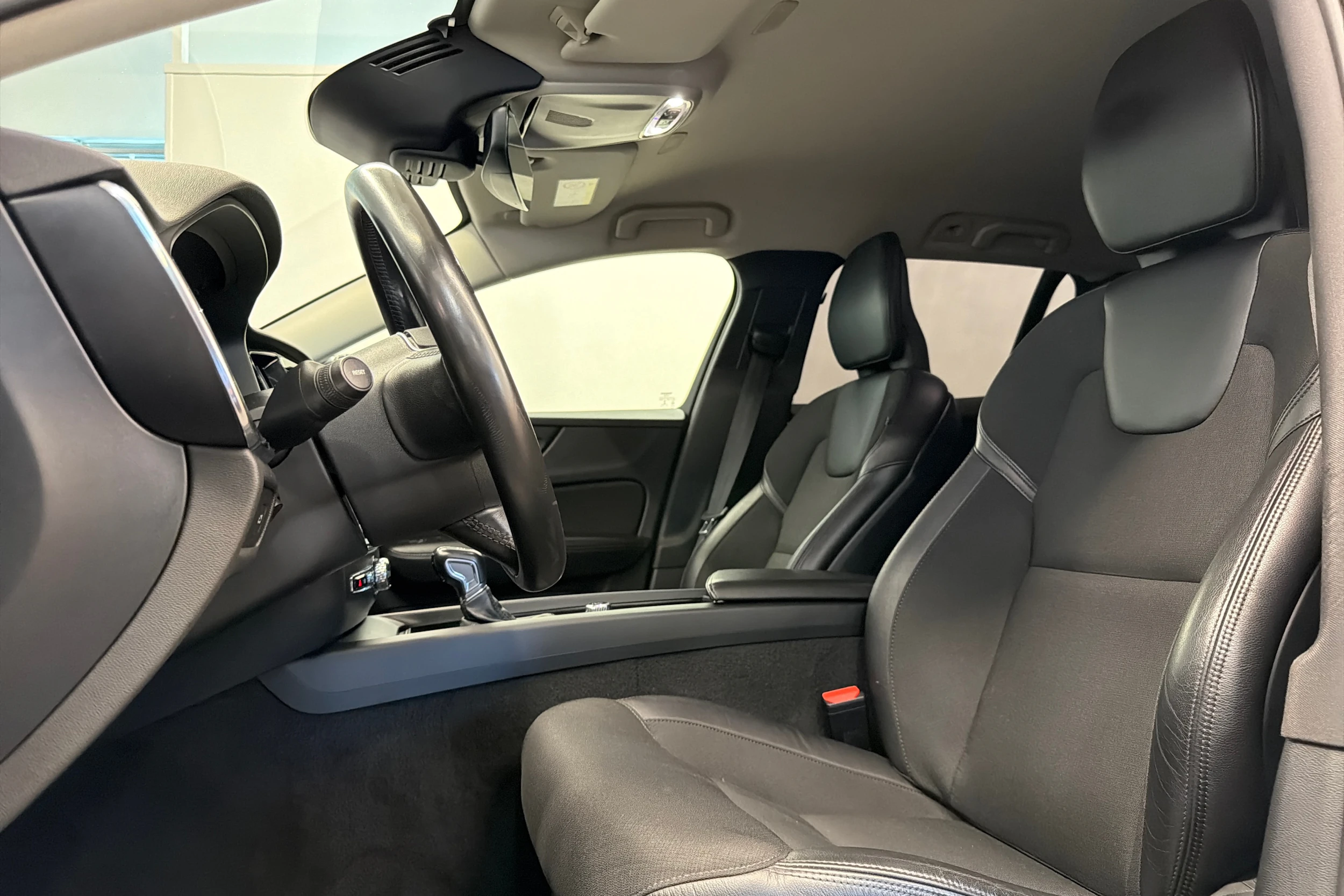 musta Volvo V60 2020 kuva 12.