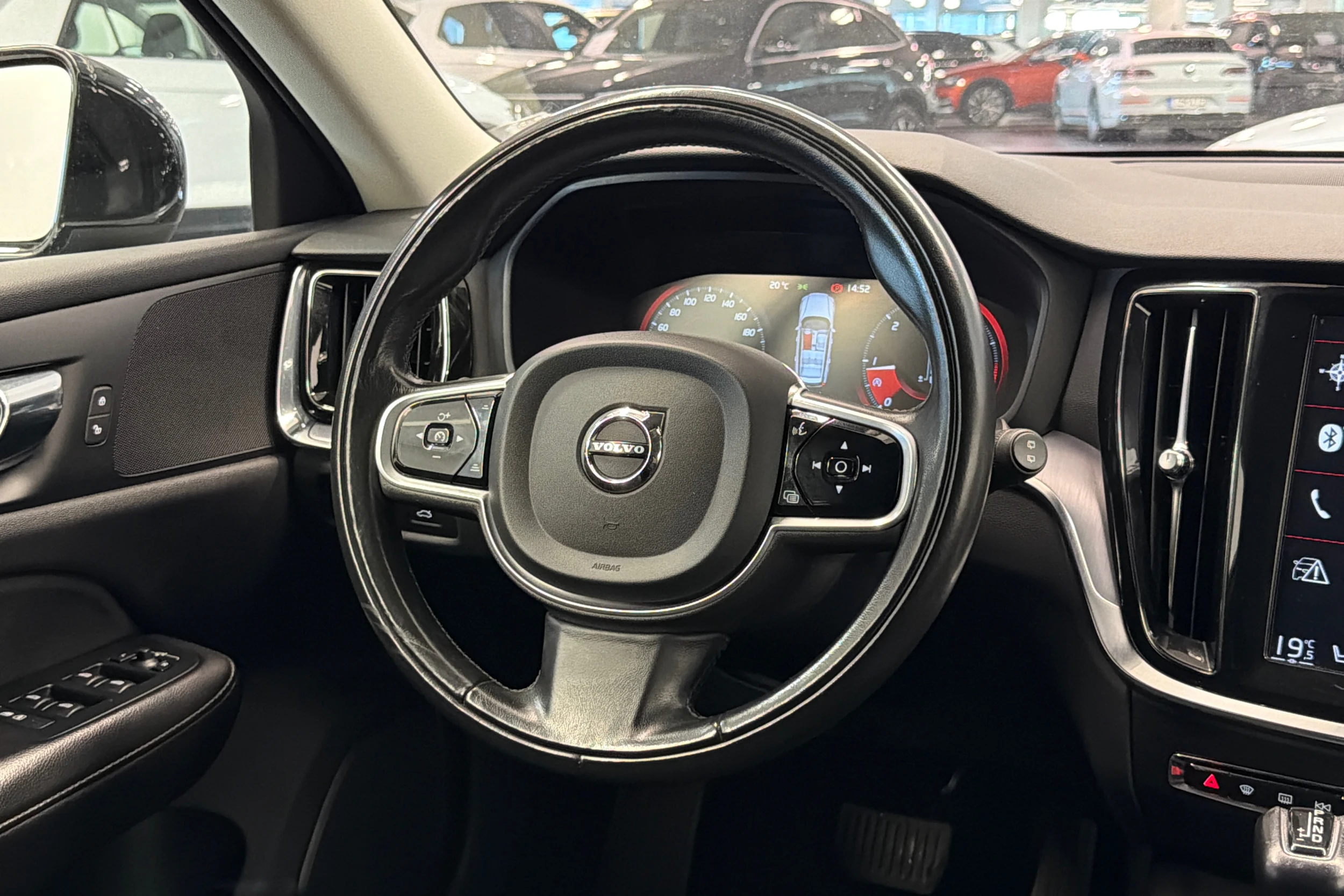 musta Volvo V60 2020 kuva 14.