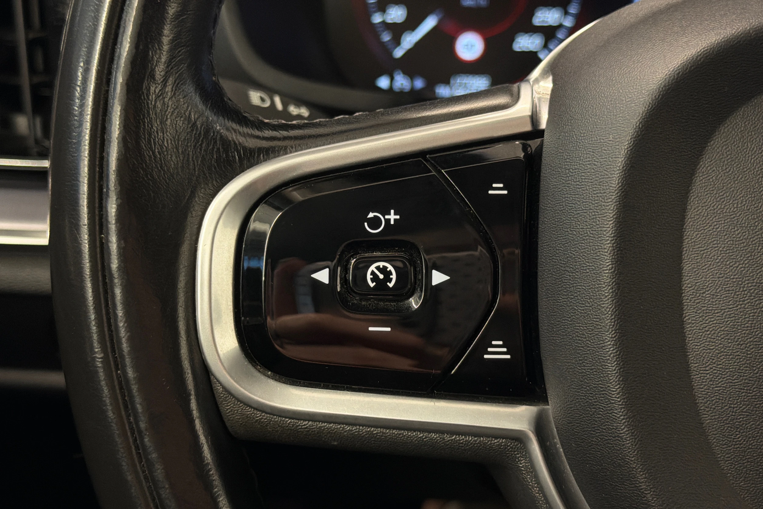 musta Volvo V60 2020 kuva 15.