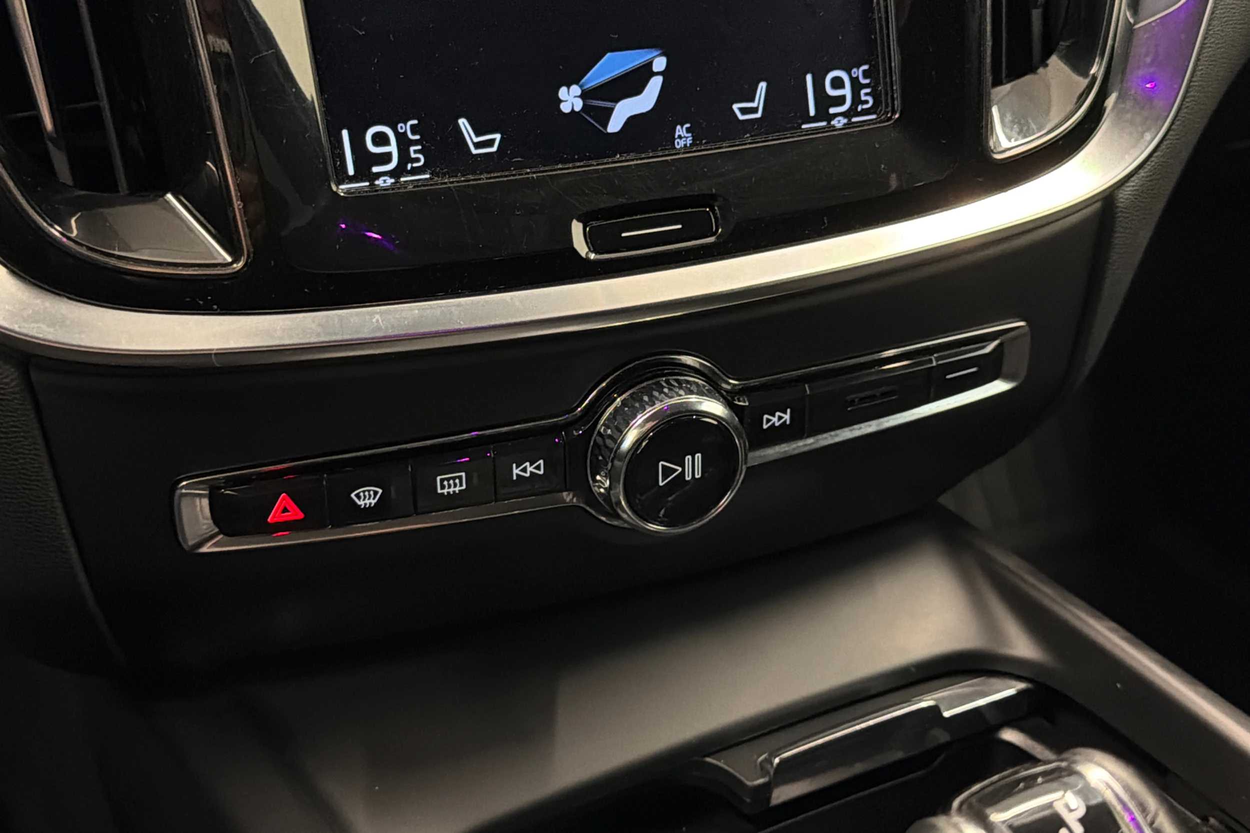 musta Volvo V60 2020 kuva 21.