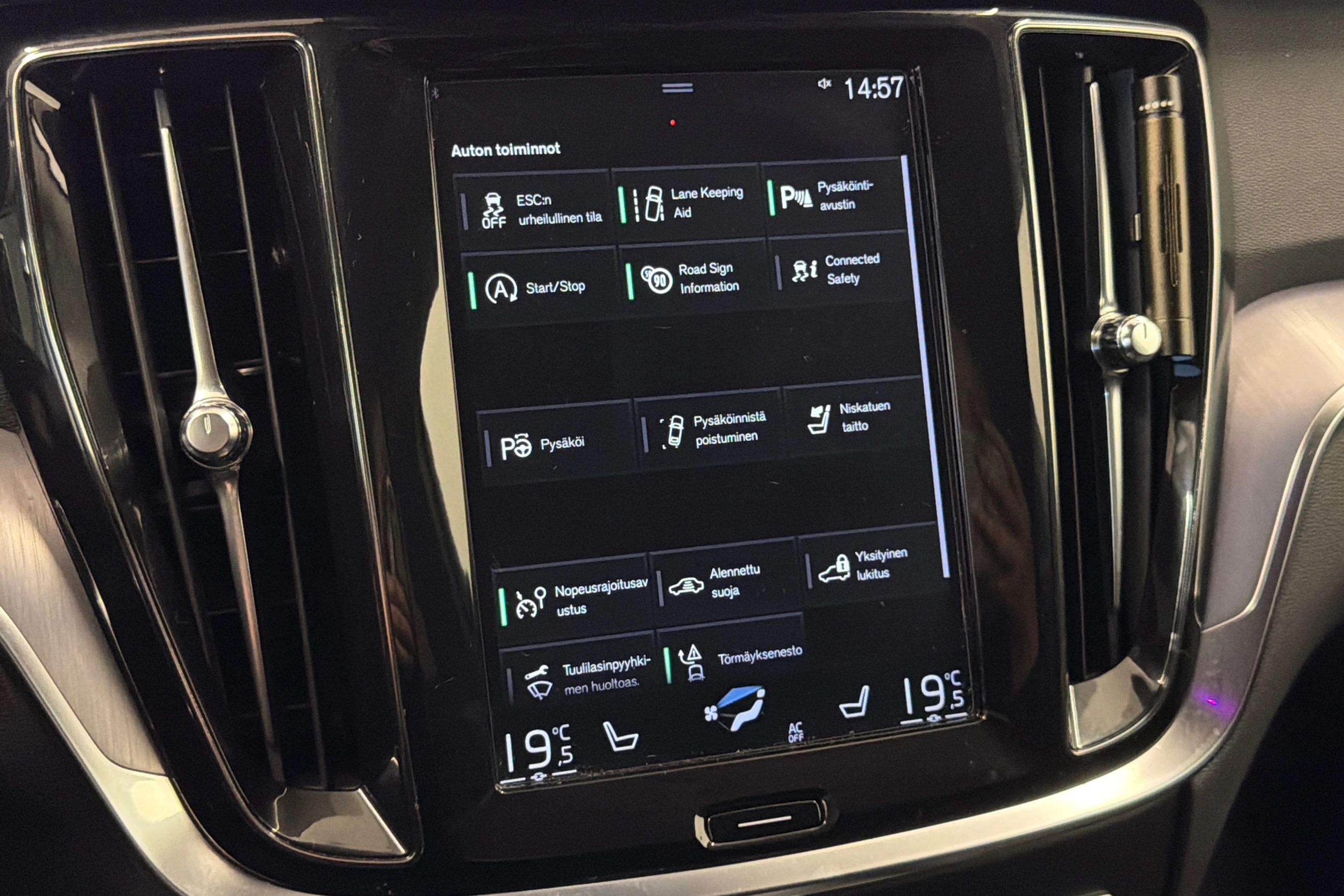 musta Volvo V60 2020 kuva 23.