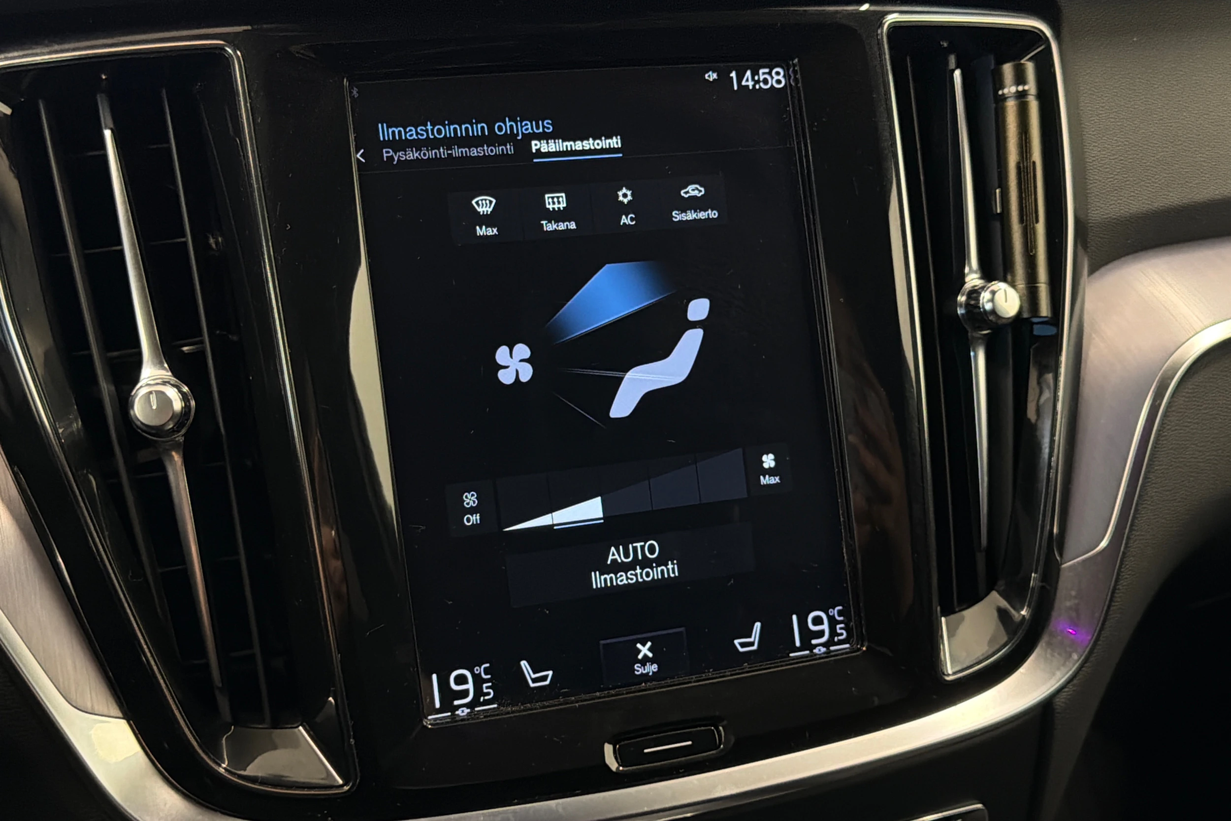 musta Volvo V60 2020 kuva 25.