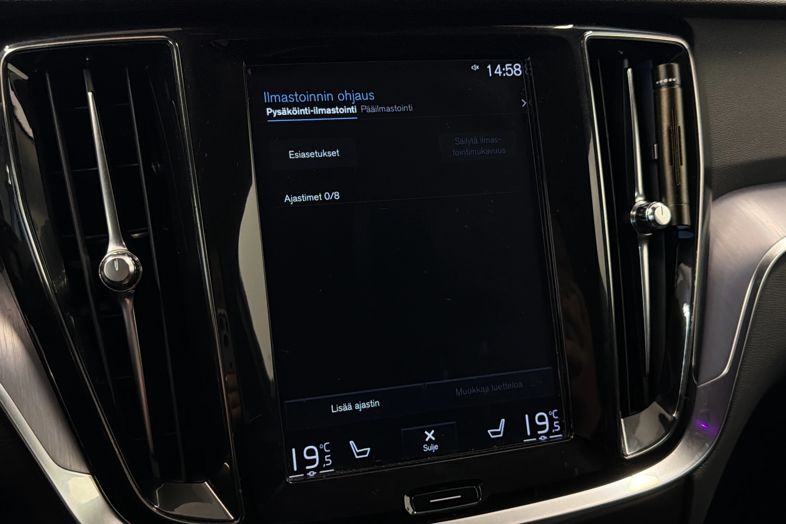 musta Volvo V60 2020 kuva 26.