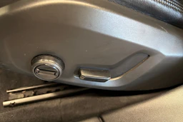 musta Volvo V60 2020 kuva 30.