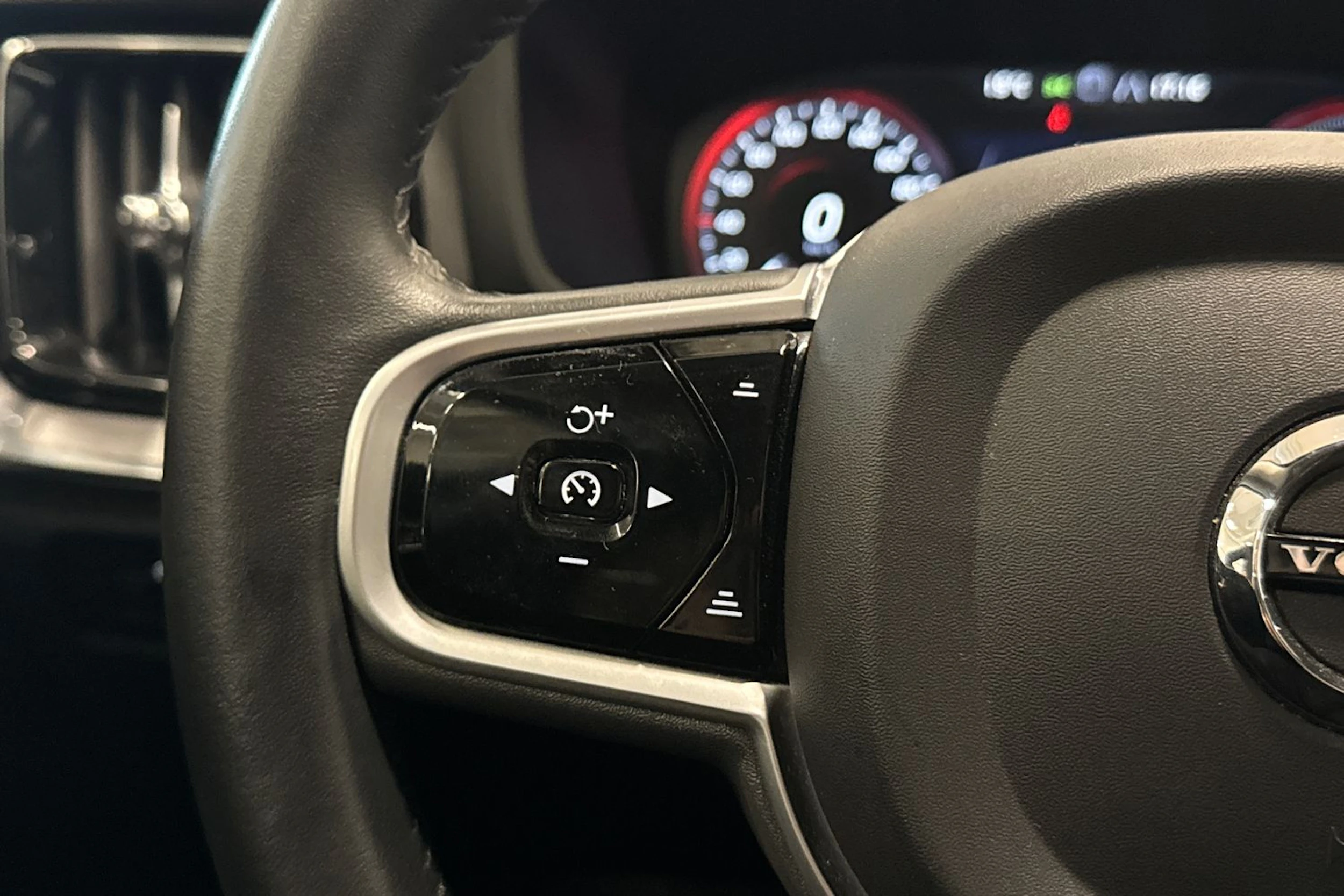 Harmaa Volvo V60 2020 kuva 16.