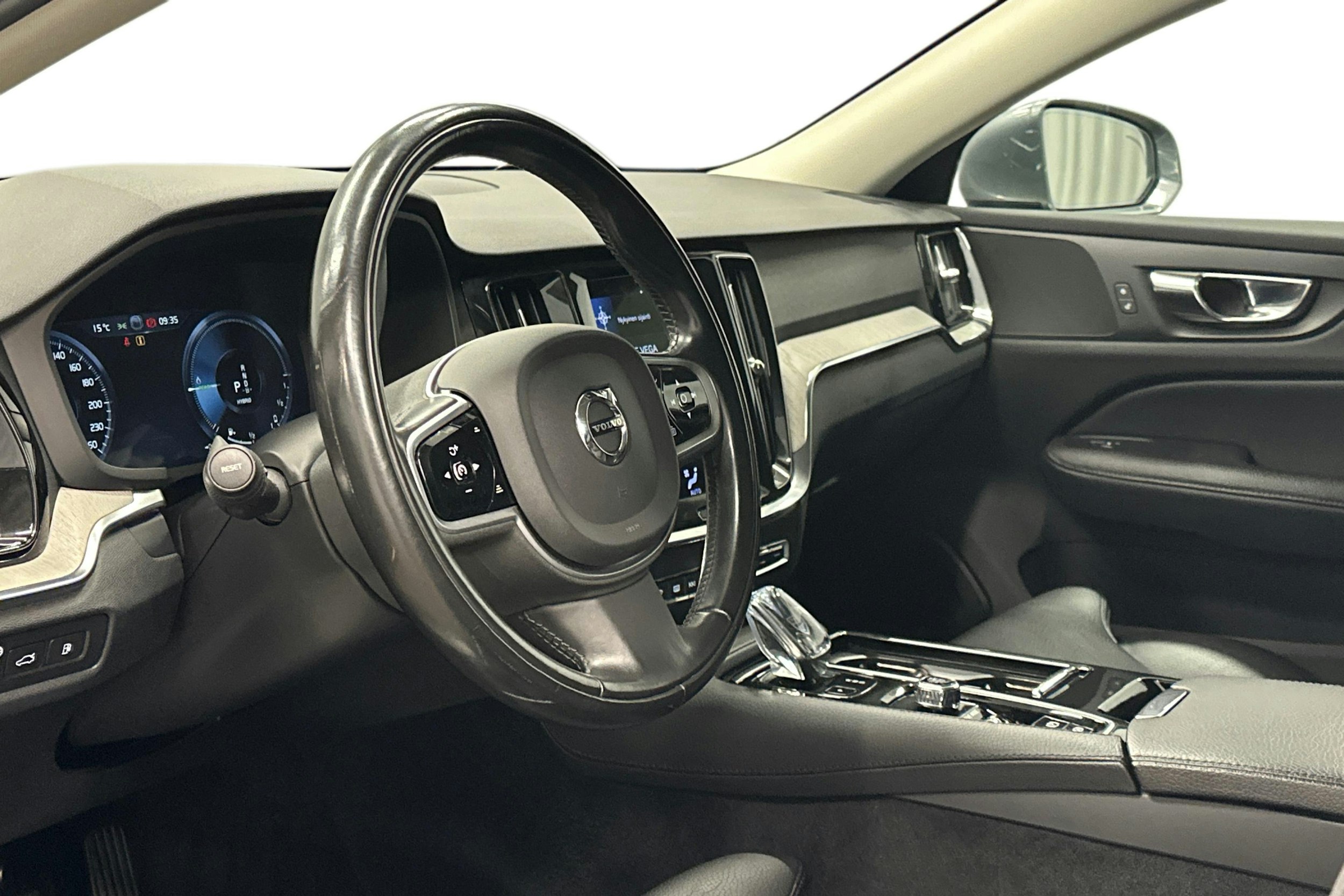 harmaa Volvo V60 2021 kuva 7.