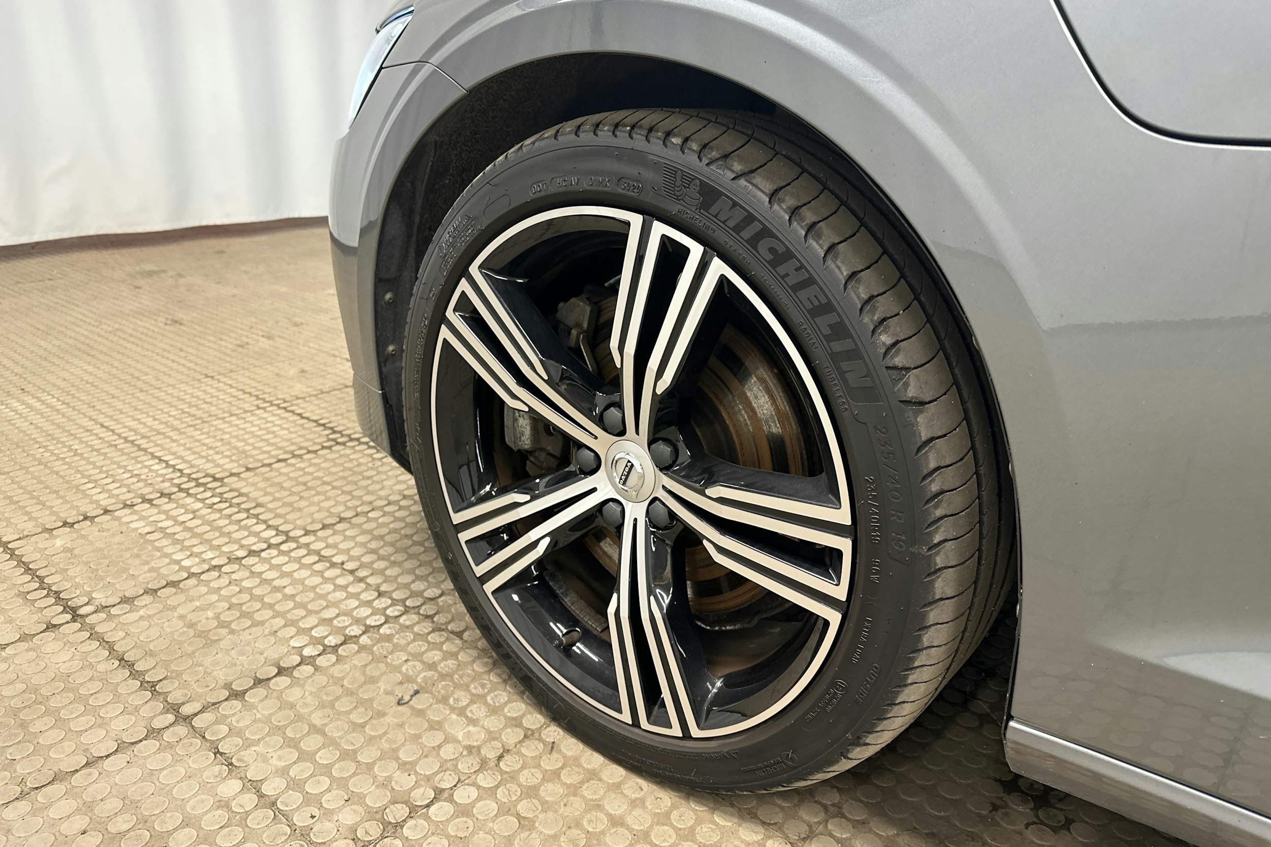 harmaa Volvo V60 2021 kuva 11.