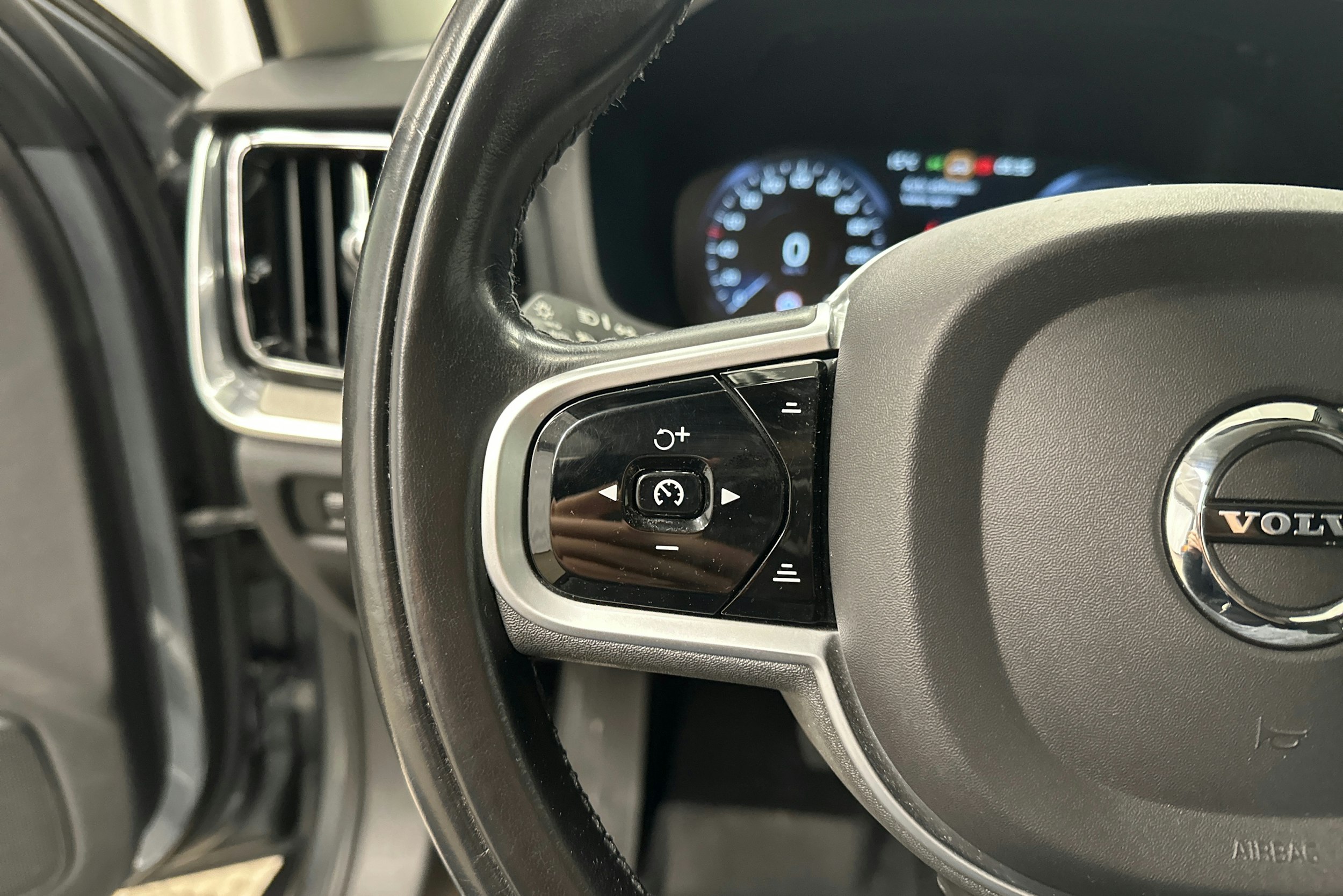 harmaa Volvo V60 2021 kuva 14.