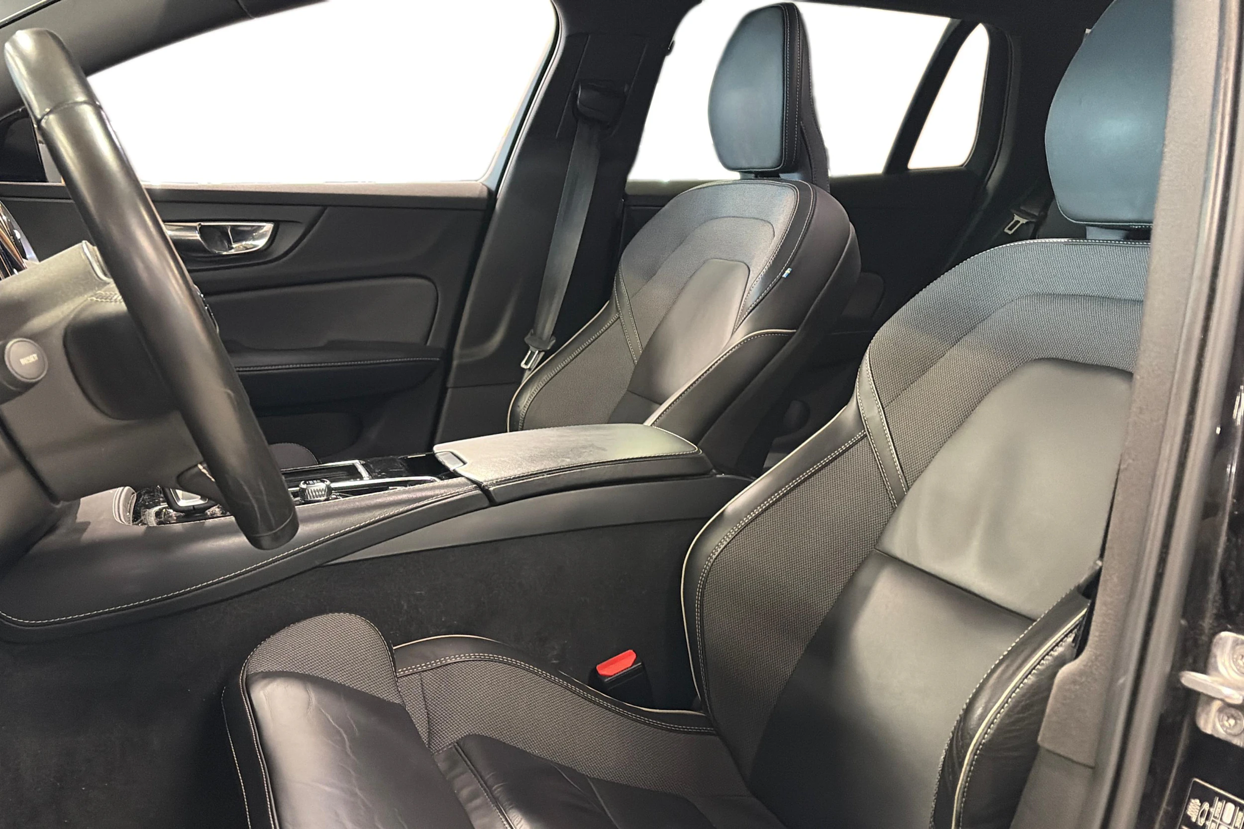 musta Volvo V60 2021 kuva 3.
